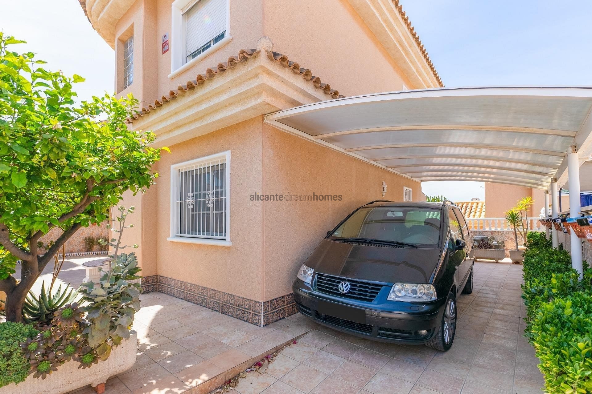 Resale - 3 Bedroom 2 Bathroom Villa in Torrevieja -  - Alicante