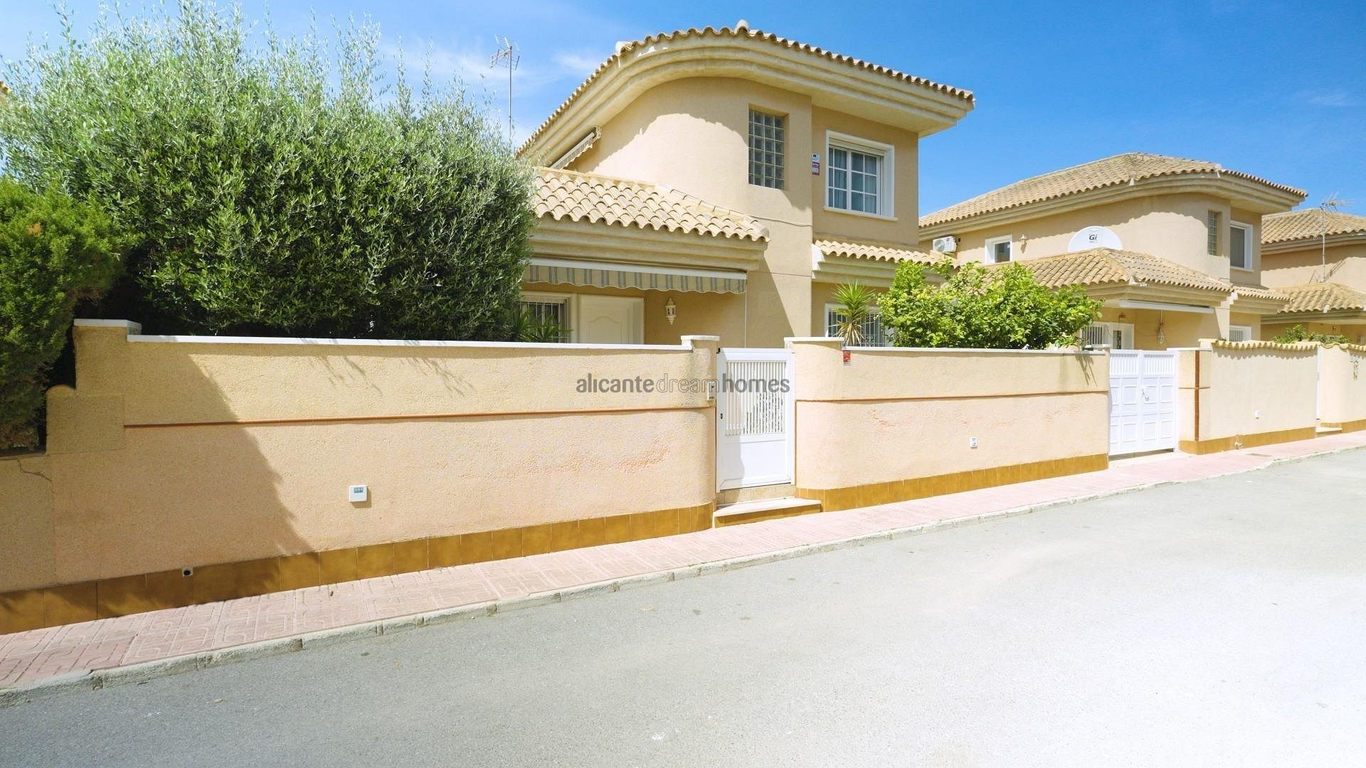 Resale - 3 Bedroom 2 Bathroom Villa in Torrevieja -  - Alicante