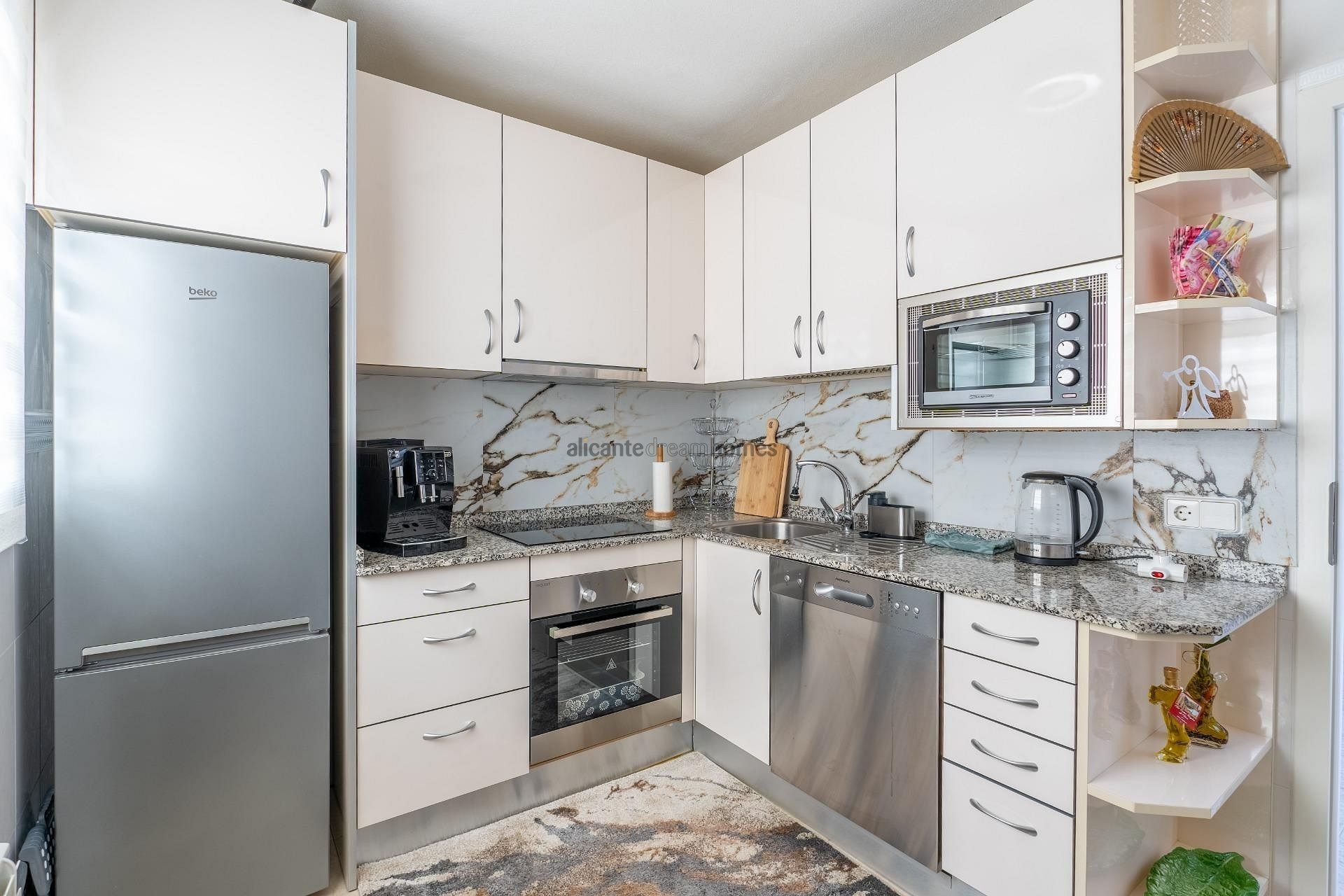 Resale - 3 Bedroom 2 Bathroom Villa in Torrevieja -  - Alicante