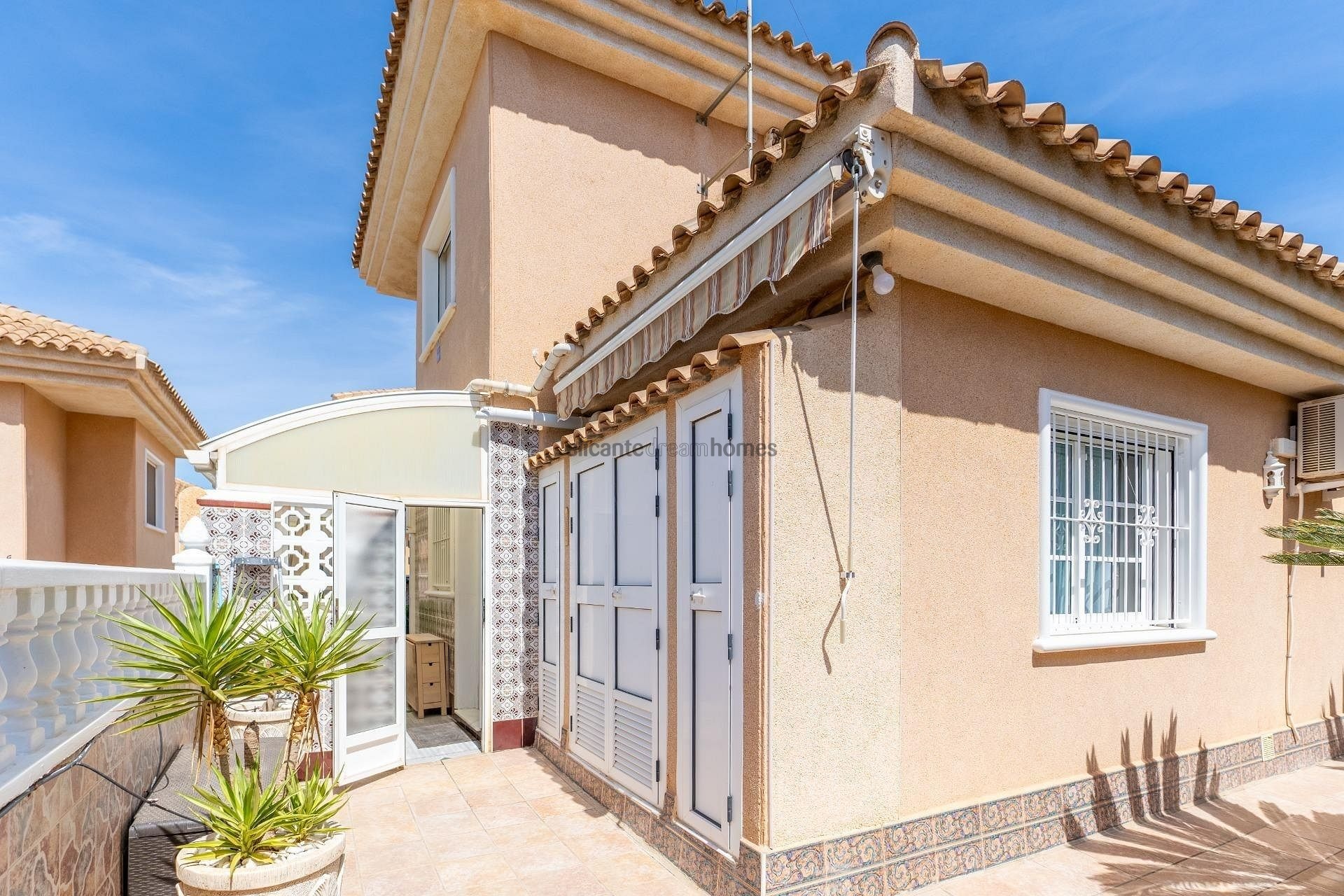 Resale - 3 Bedroom 2 Bathroom Villa in Torrevieja -  - Alicante