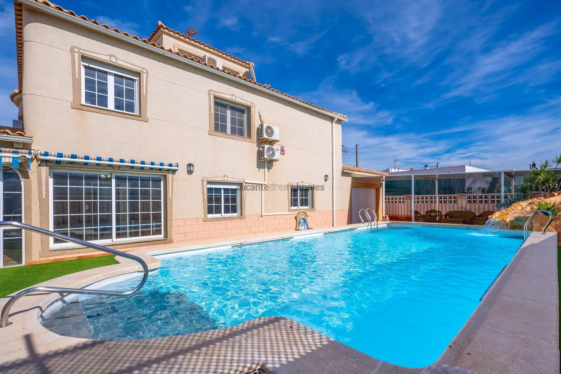 Resale - 6 Bedroom 3 Bathroom Villa in Torrevieja -  - Alicante
