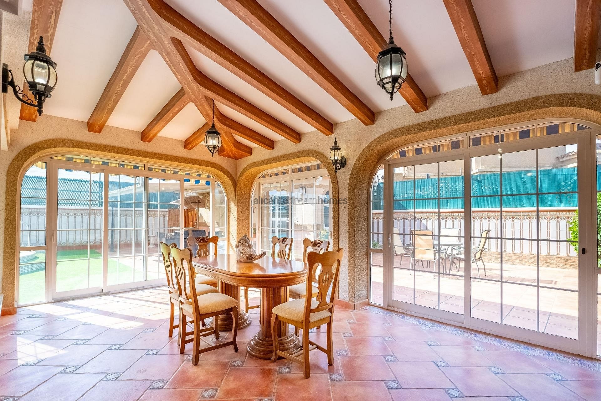 Resale - 6 Bedroom 3 Bathroom Villa in Torrevieja -  - Alicante