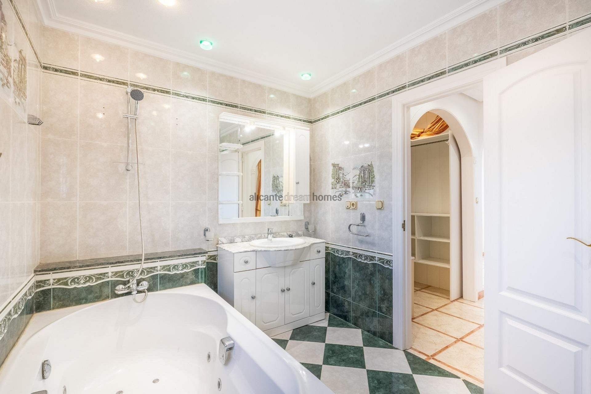 Resale - 6 Bedroom 3 Bathroom Villa in Torrevieja -  - Alicante