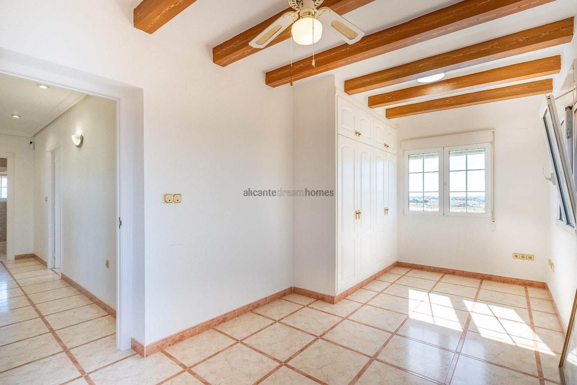 Resale - 6 Bedroom 3 Bathroom Villa in Torrevieja -  - Alicante