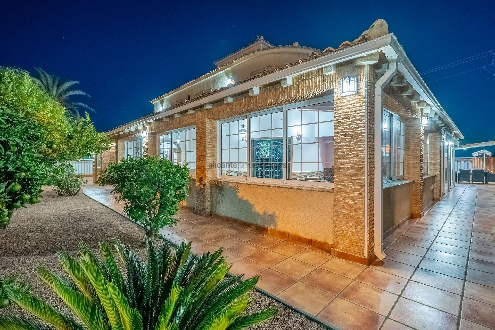 Resale - 6 Bedroom 3 Bathroom Villa in Torrevieja -  - Alicante