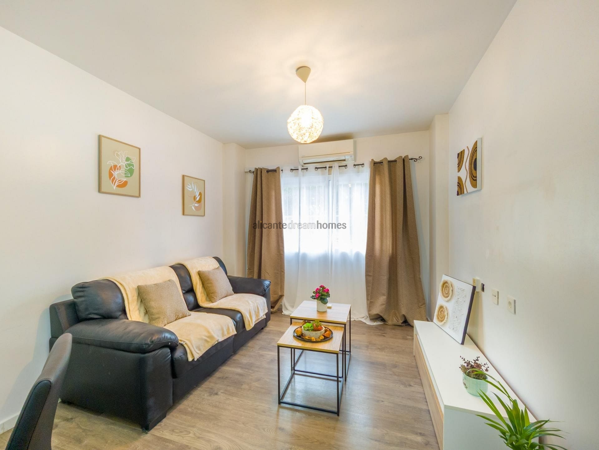 Resale - 3 Bedroom 2 Bathroom Apartment in Torrevieja -  - Alicante