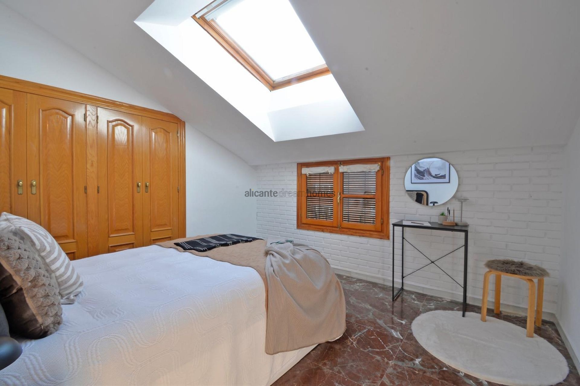 Resale - 4 Bedroom 4 Bathroom Townhouse in Sax -  - Alicante