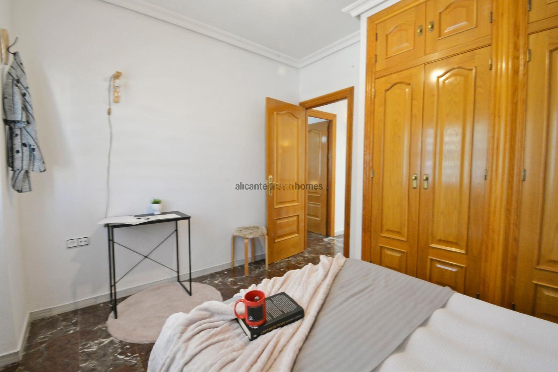 Resale - 4 Bedroom 4 Bathroom Townhouse in Sax -  - Alicante