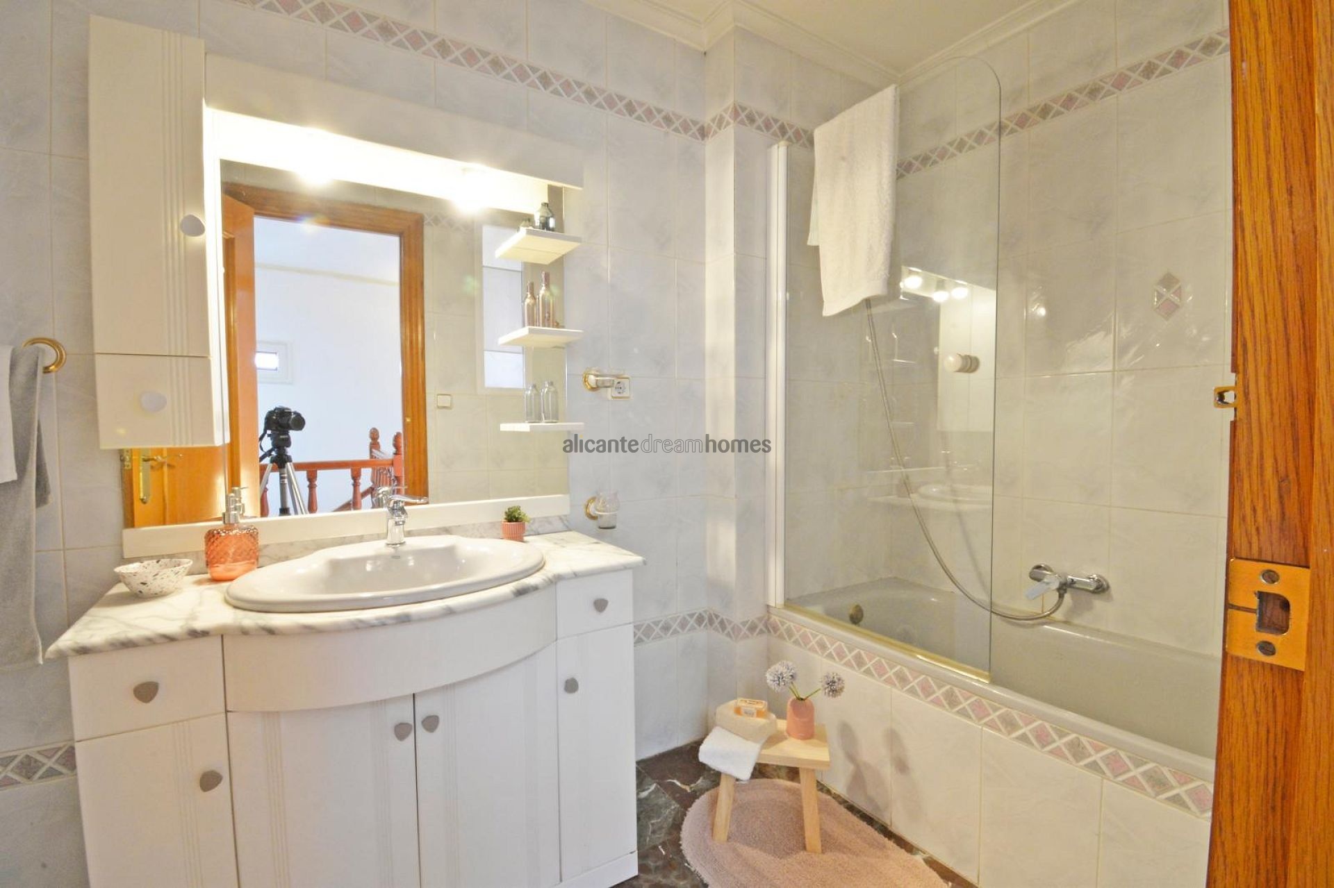 Resale - 4 Bedroom 4 Bathroom Townhouse in Sax -  - Alicante