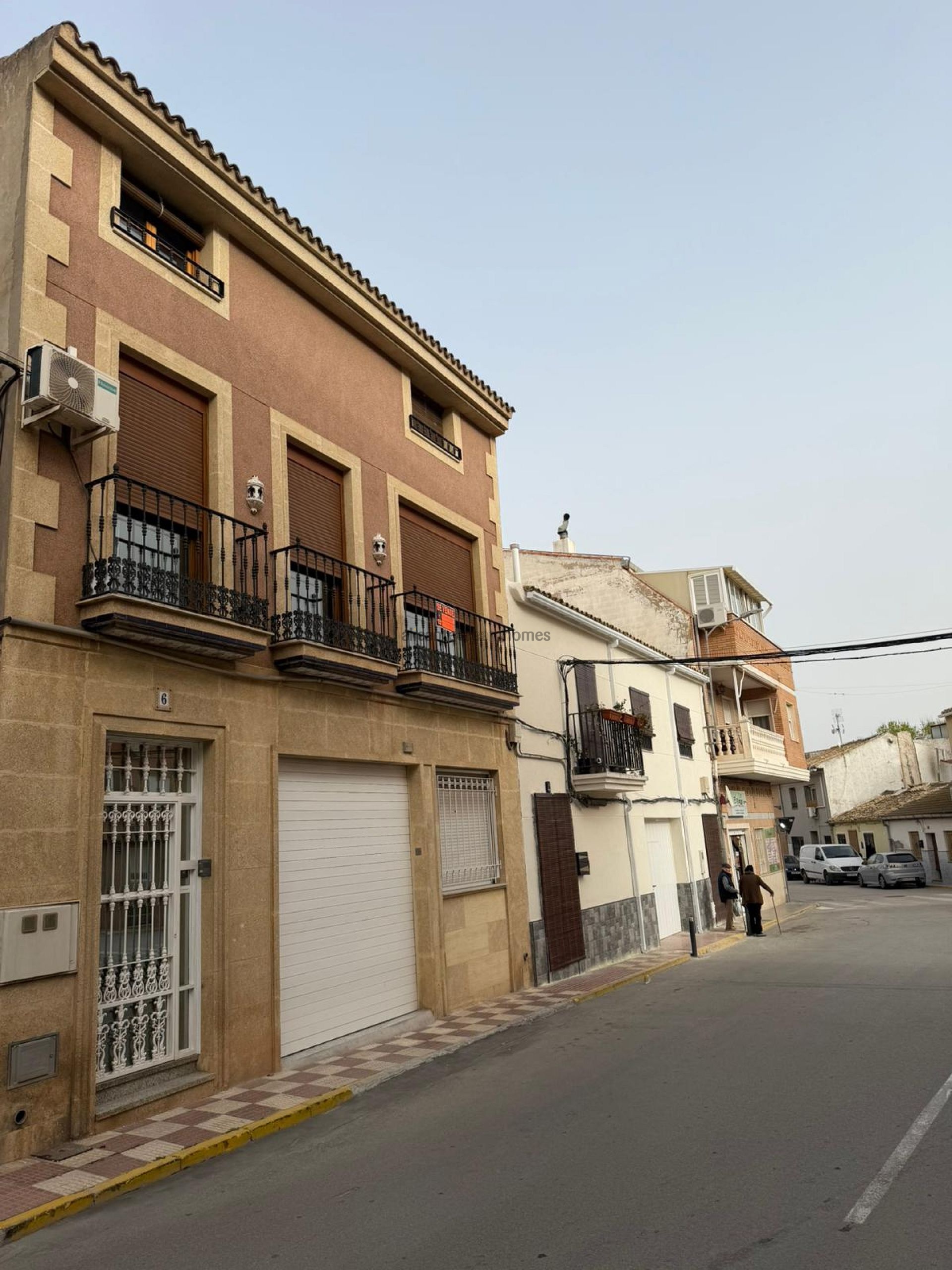 Resale - 4 Bedroom 4 Bathroom Townhouse in Sax -  - Alicante