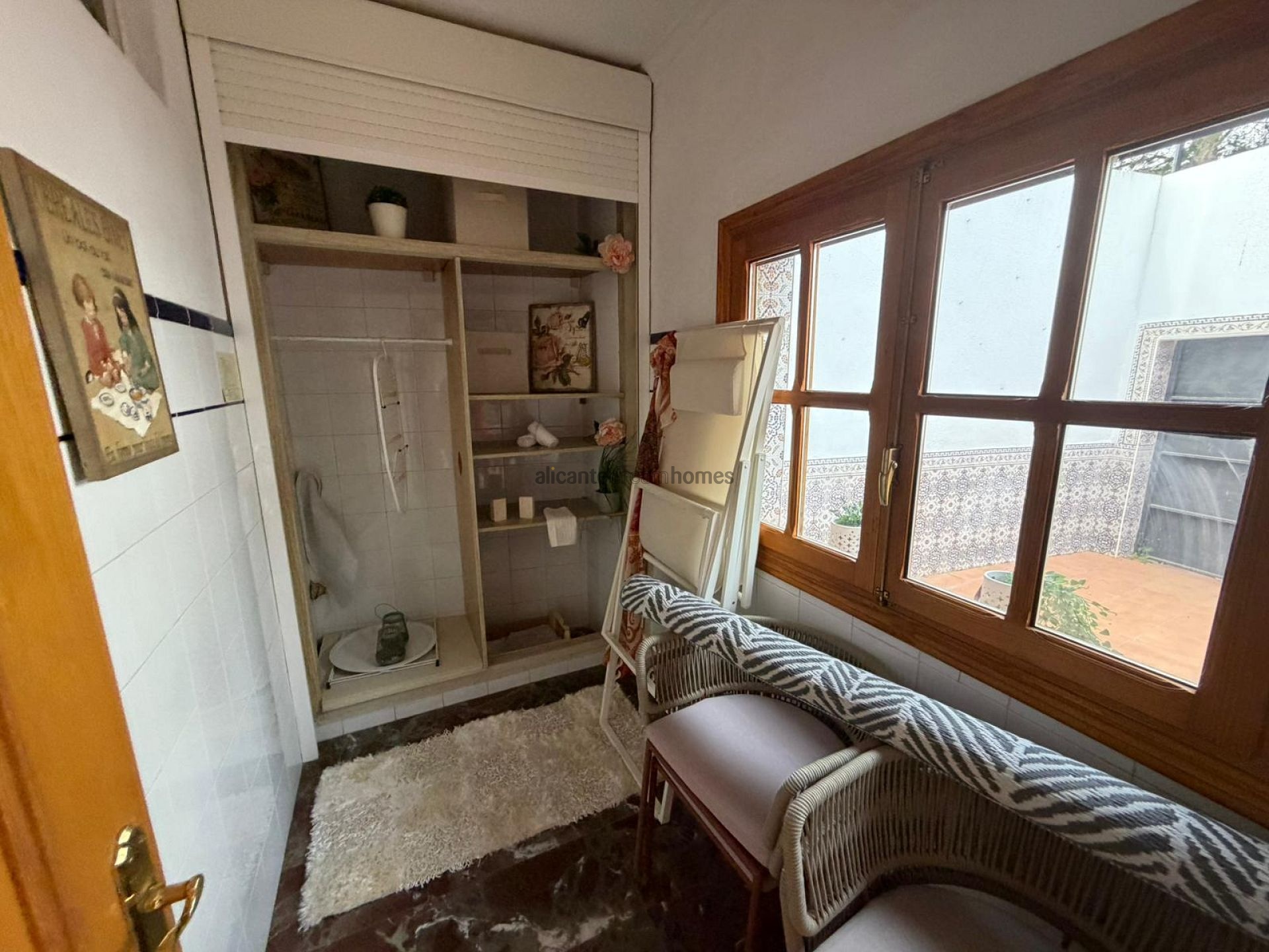 Resale - 4 Bedroom 4 Bathroom Townhouse in Sax -  - Alicante