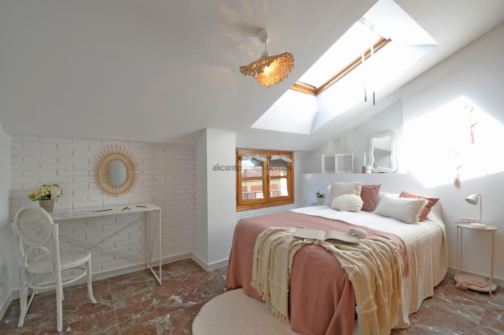 Resale - 4 Bedroom 4 Bathroom Townhouse in Sax -  - Alicante