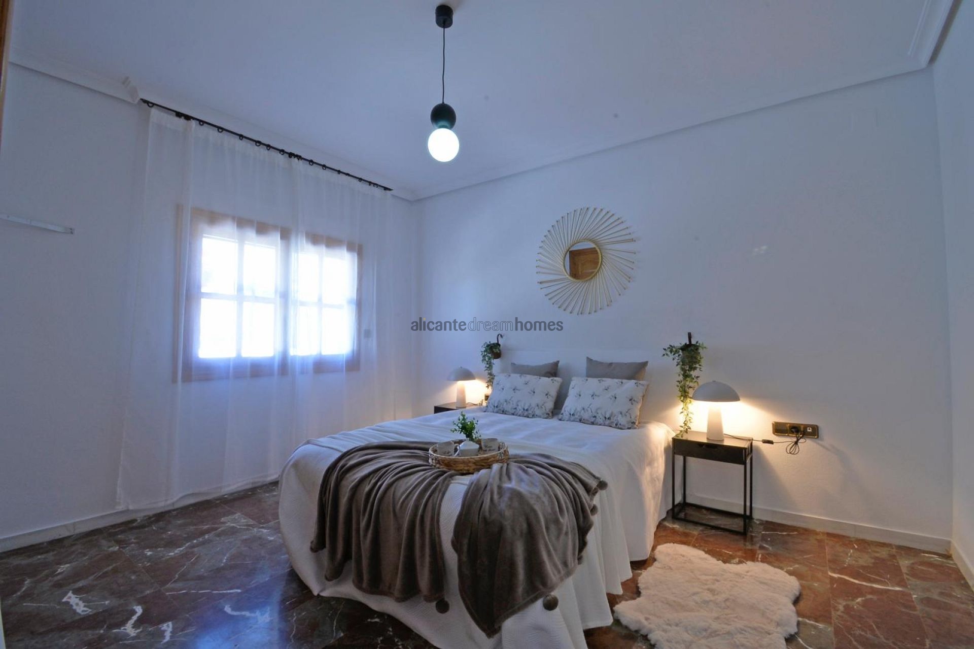Resale - 4 Bedroom 4 Bathroom Townhouse in Sax -  - Alicante