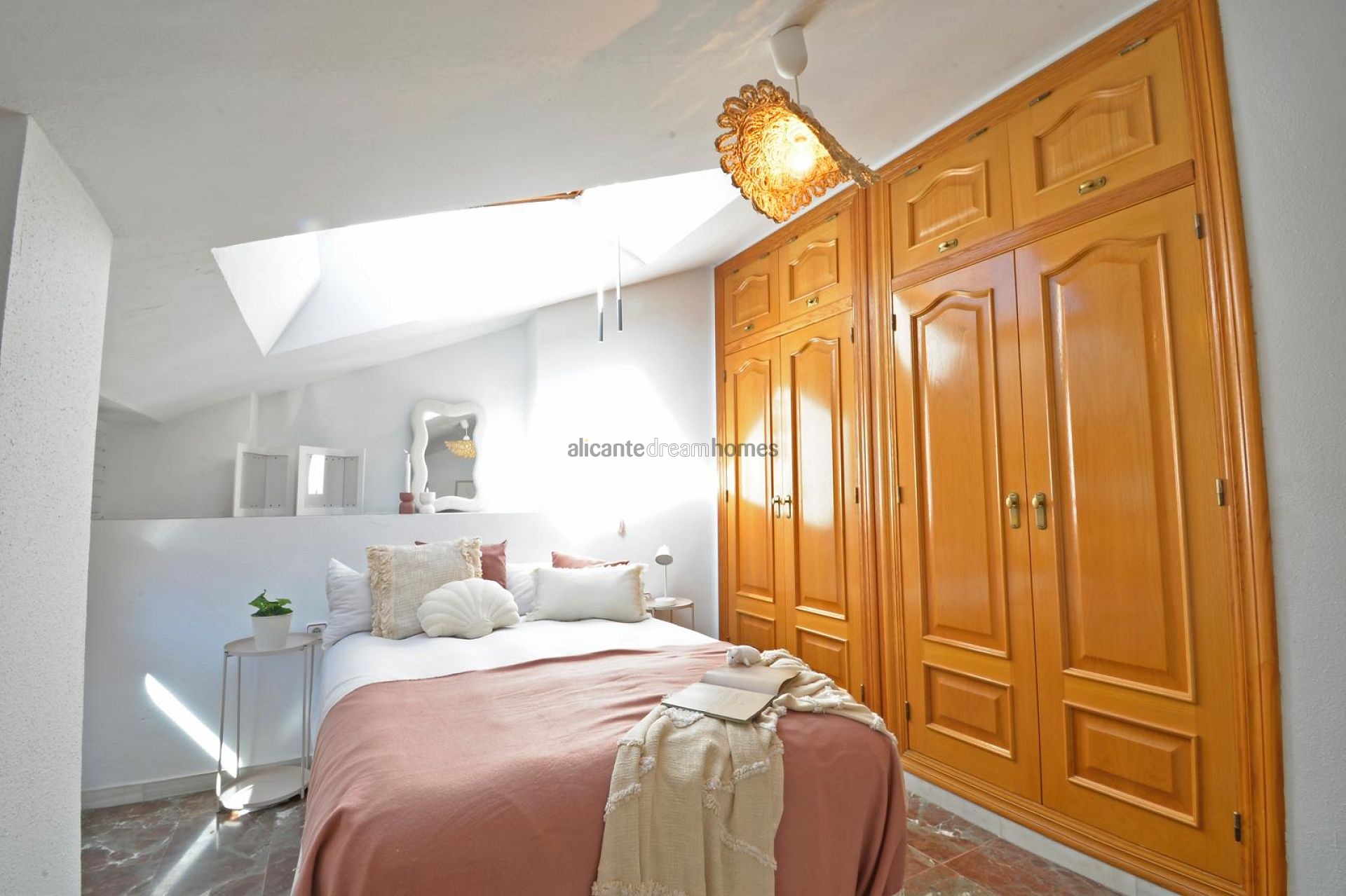 Resale - 4 Bedroom 4 Bathroom Townhouse in Sax -  - Alicante