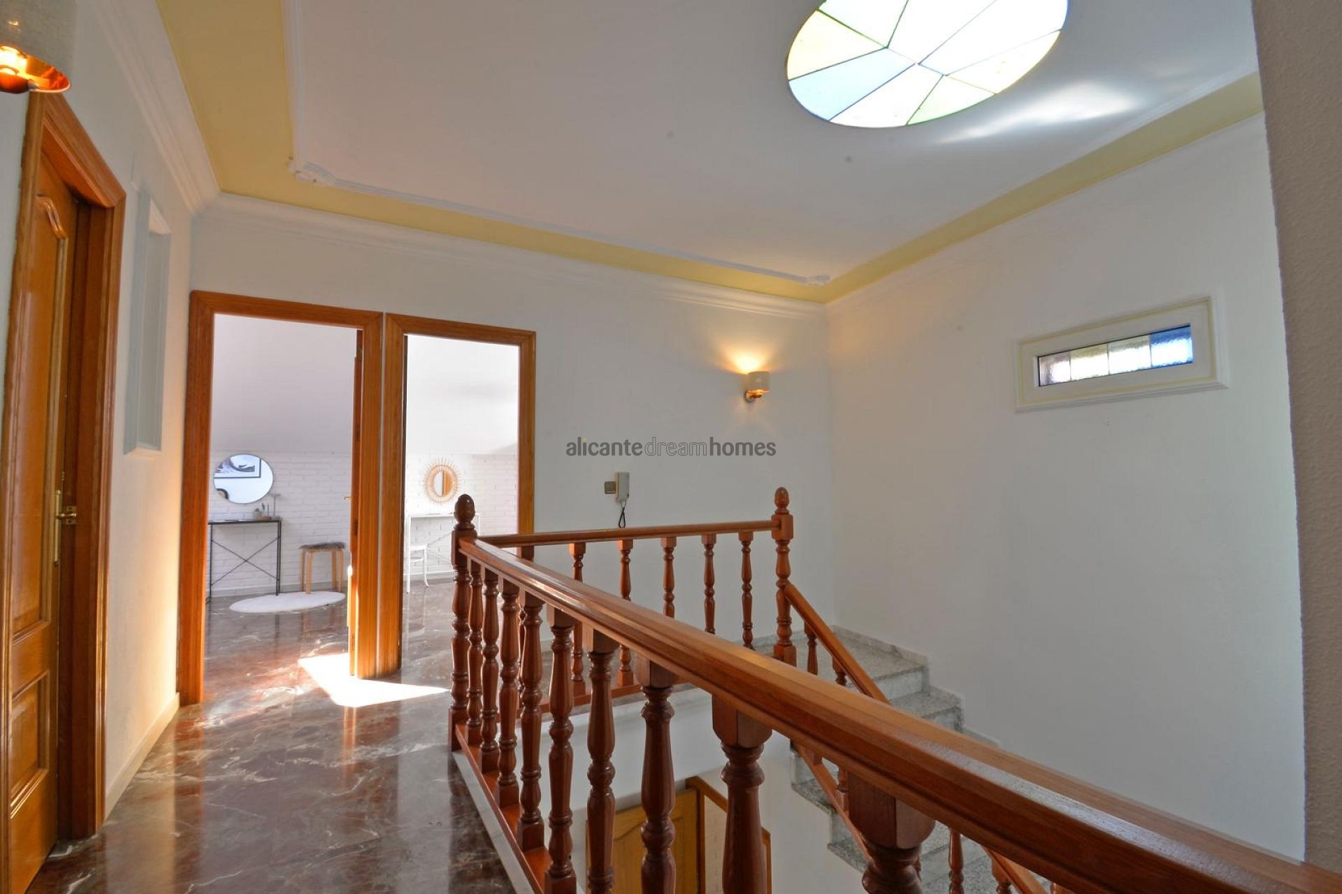 Resale - 4 Bedroom 4 Bathroom Townhouse in Sax -  - Alicante