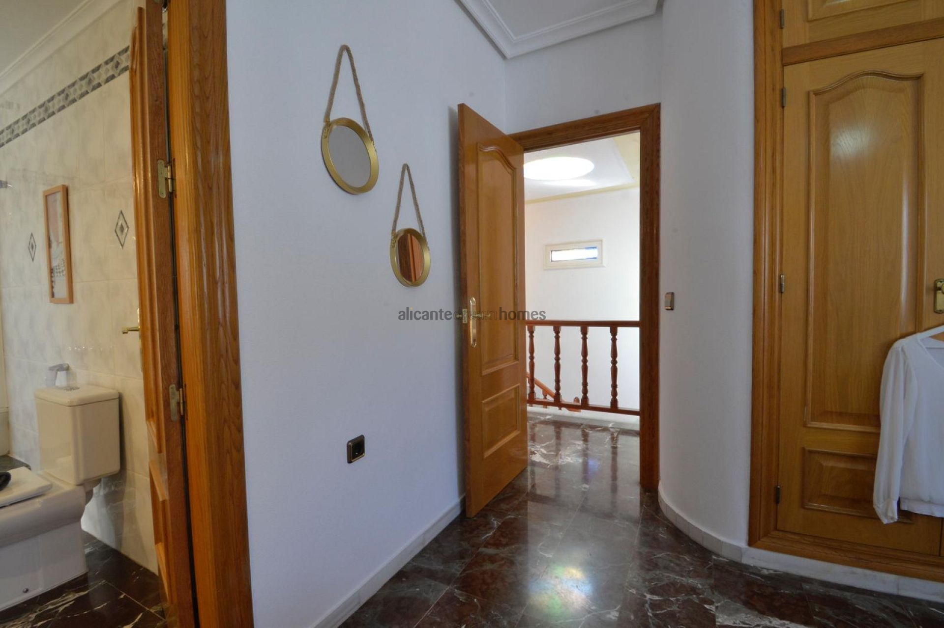 Resale - 4 Bedroom 4 Bathroom Townhouse in Sax -  - Alicante