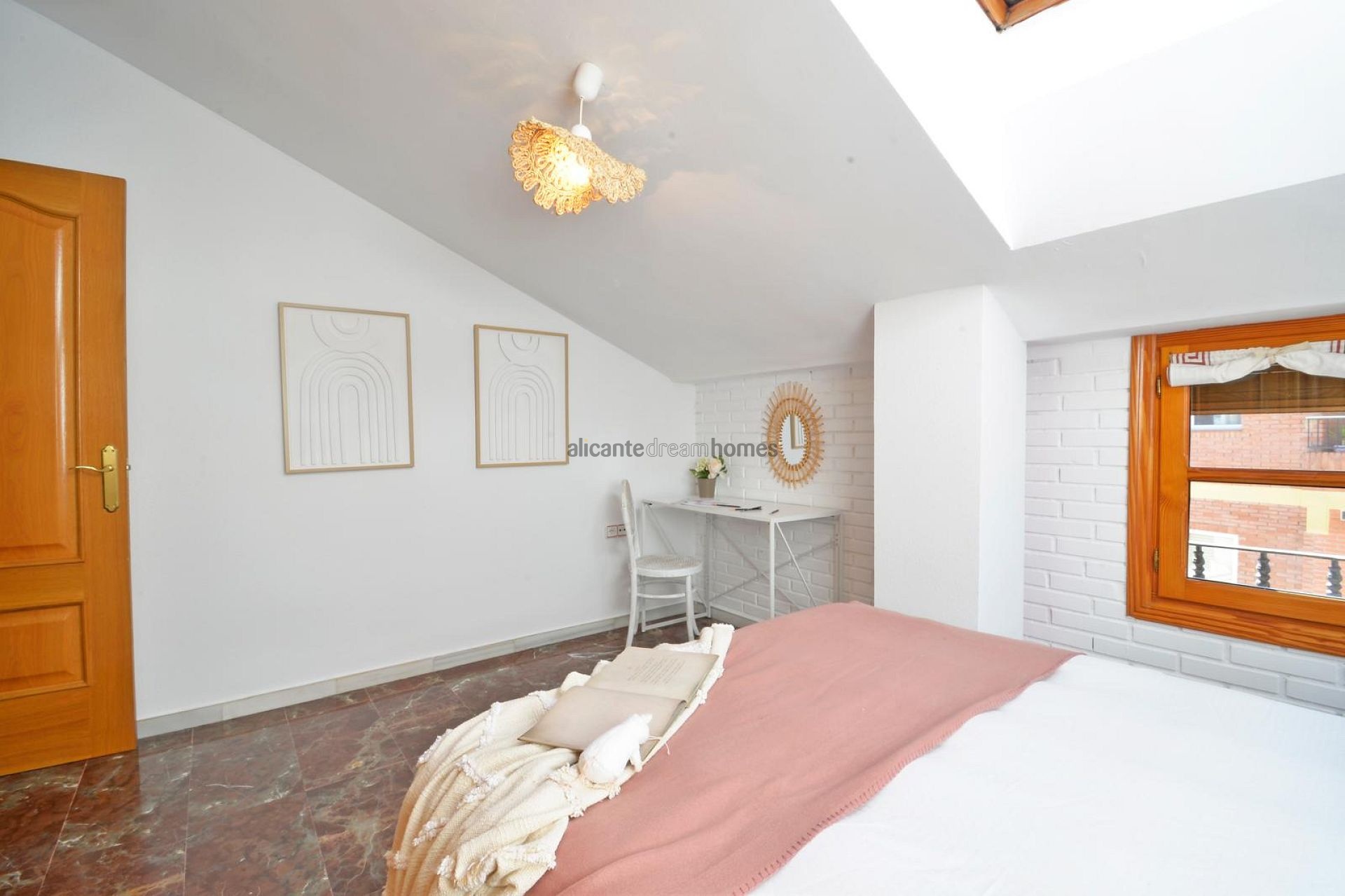 Resale - 4 Bedroom 4 Bathroom Townhouse in Sax -  - Alicante