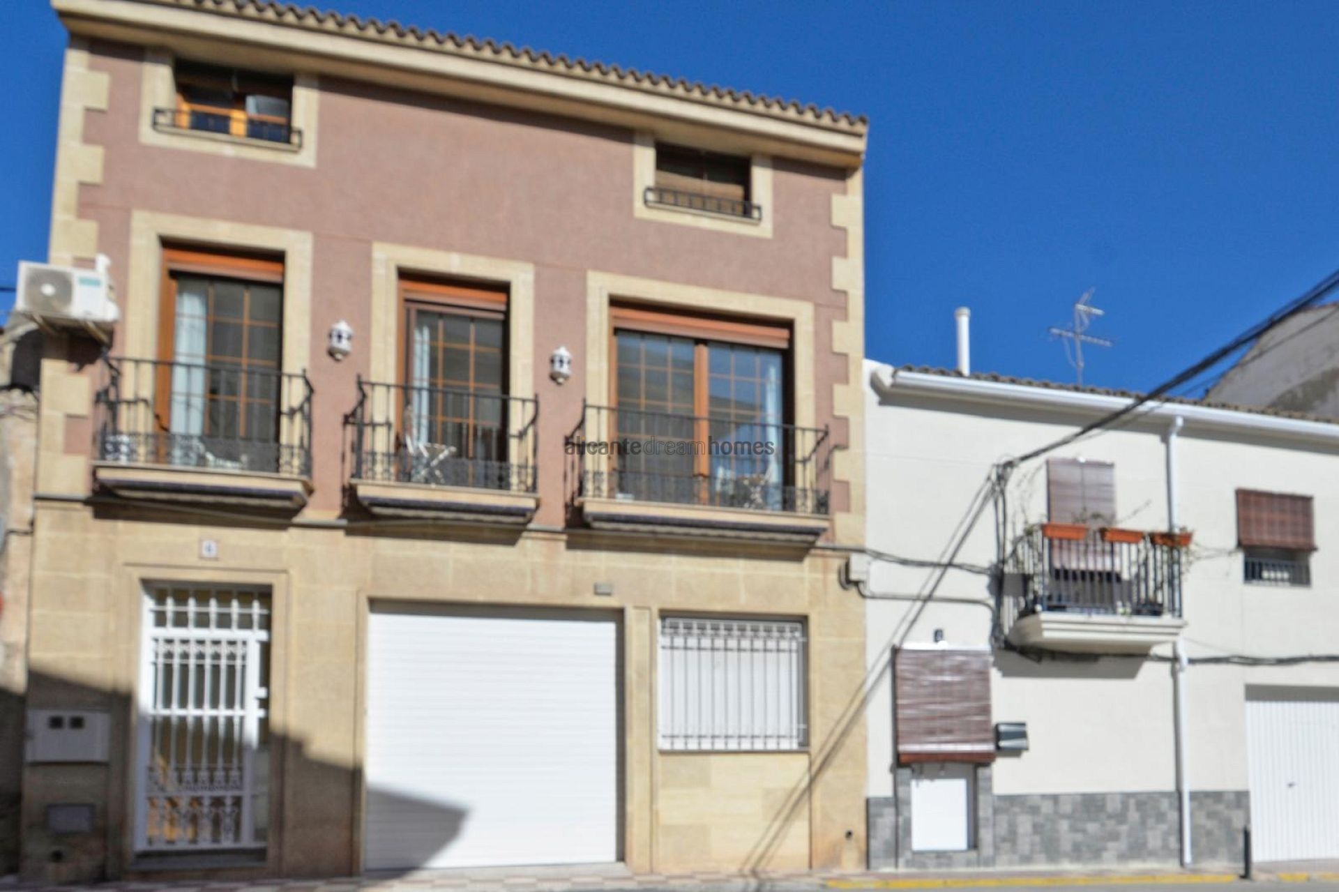 Resale - 4 Bedroom 4 Bathroom Townhouse in Sax -  - Alicante