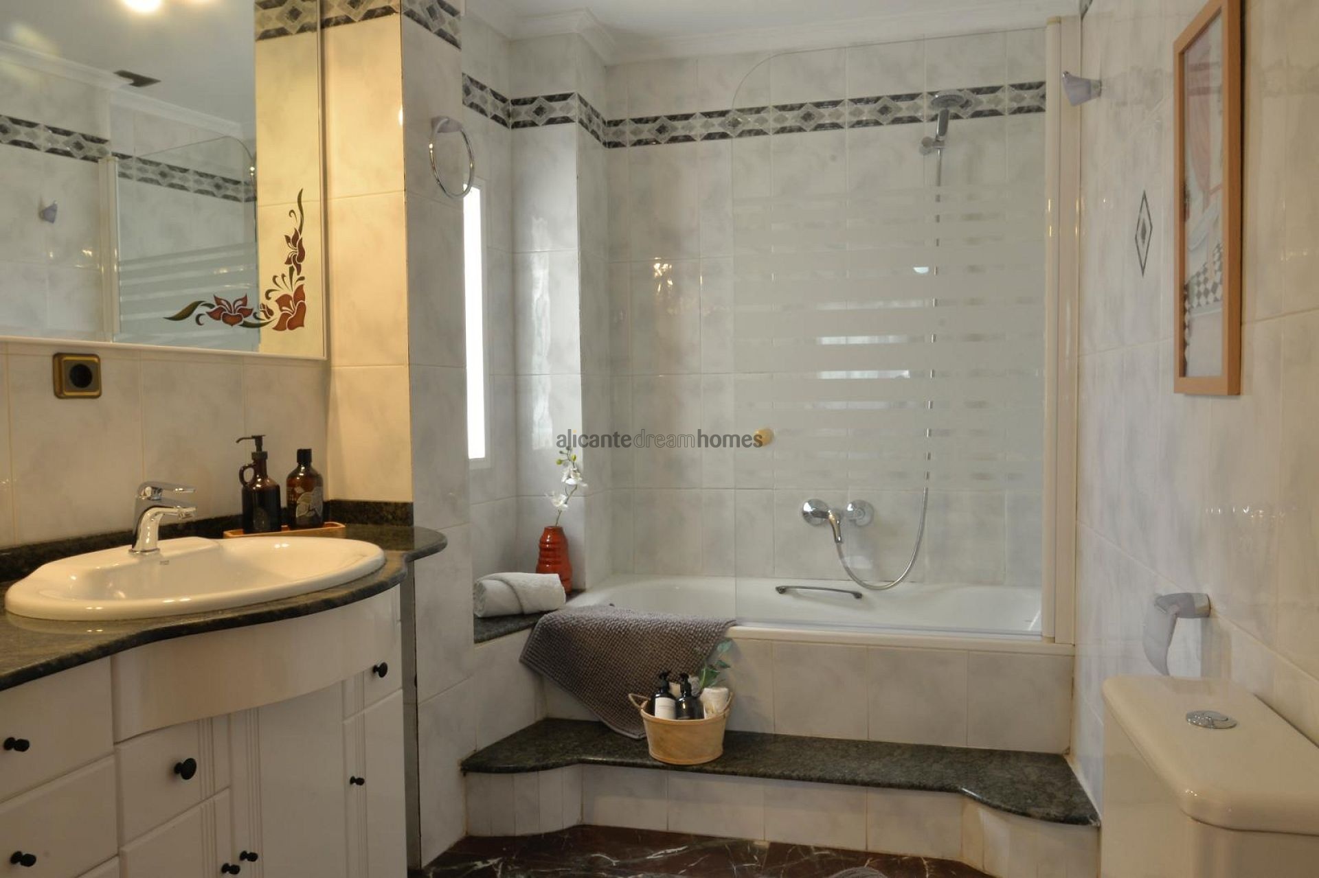 Resale - 4 Bedroom 4 Bathroom Townhouse in Sax -  - Alicante