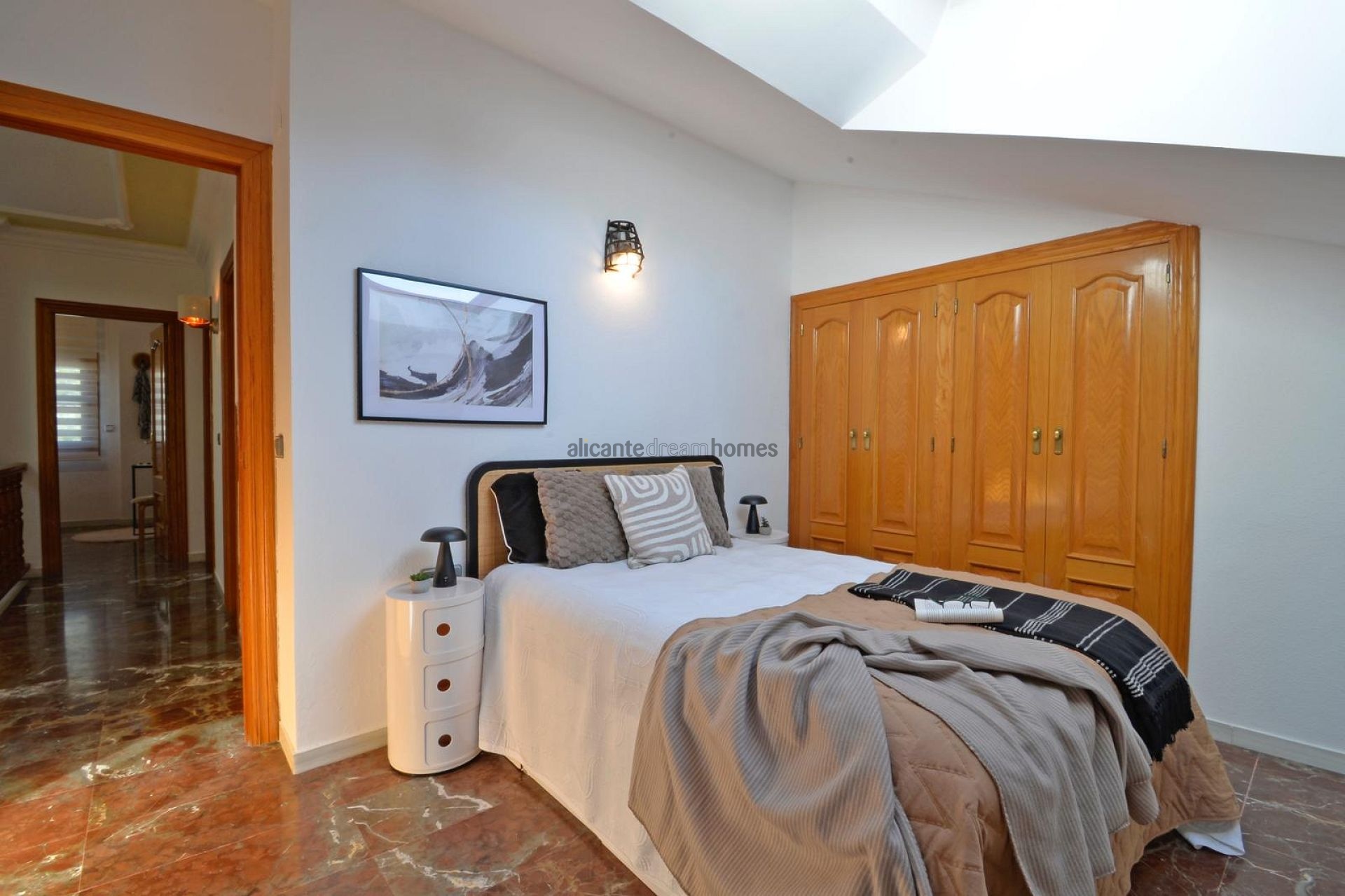 Resale - 4 Bedroom 4 Bathroom Townhouse in Sax -  - Alicante