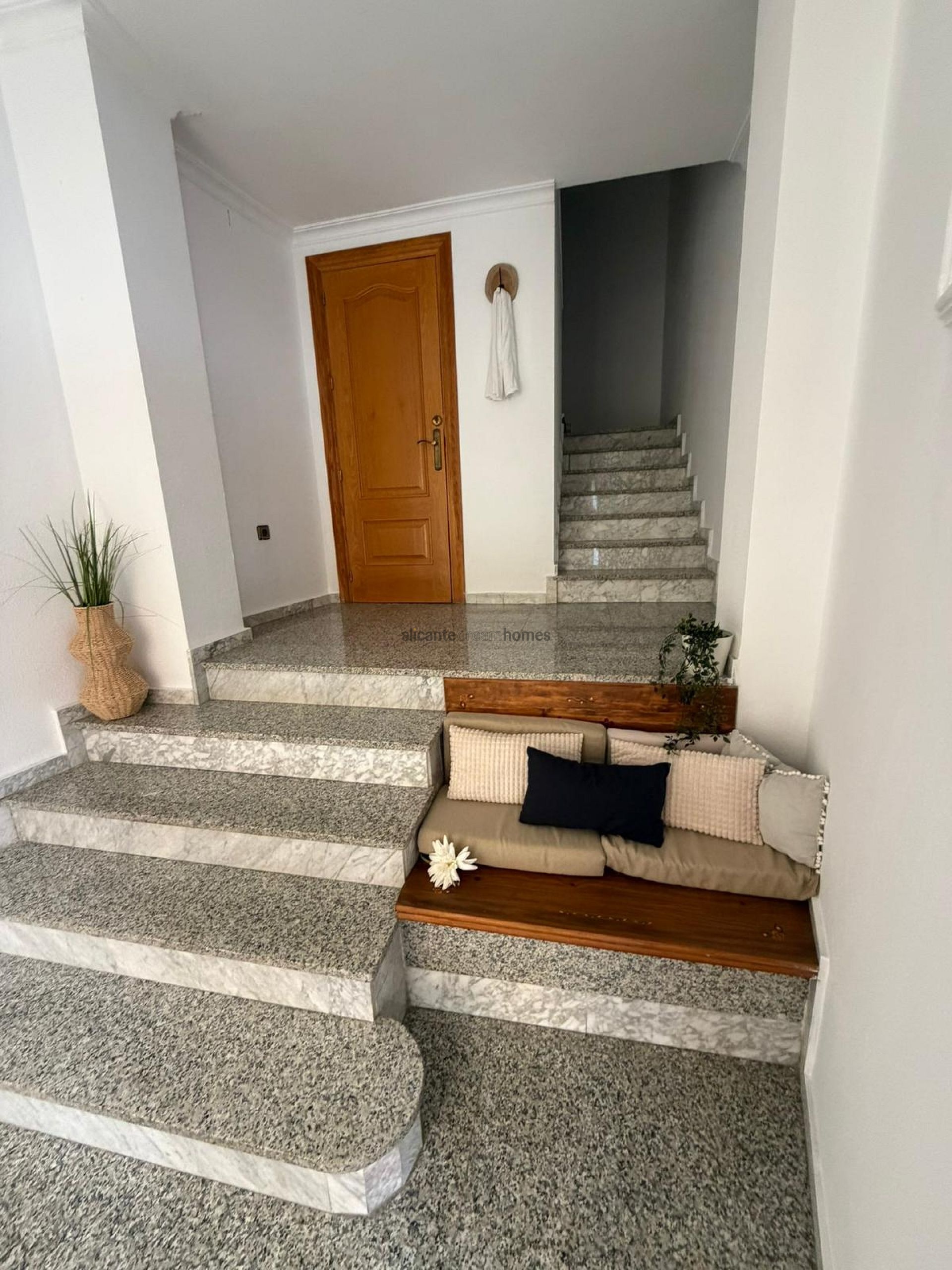 Resale - 4 Bedroom 4 Bathroom Townhouse in Sax -  - Alicante
