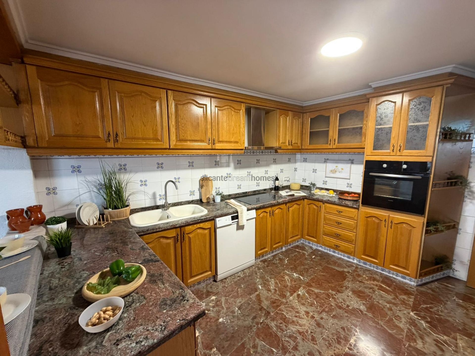 Resale - 4 Bedroom 4 Bathroom Townhouse in Sax -  - Alicante