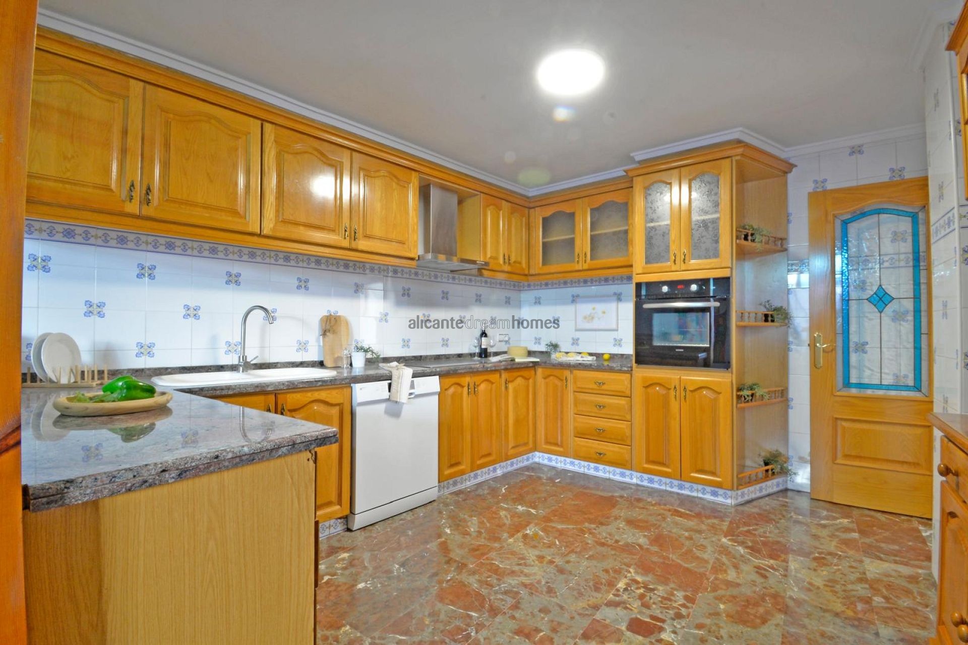 Resale - 4 Bedroom 4 Bathroom Townhouse in Sax -  - Alicante