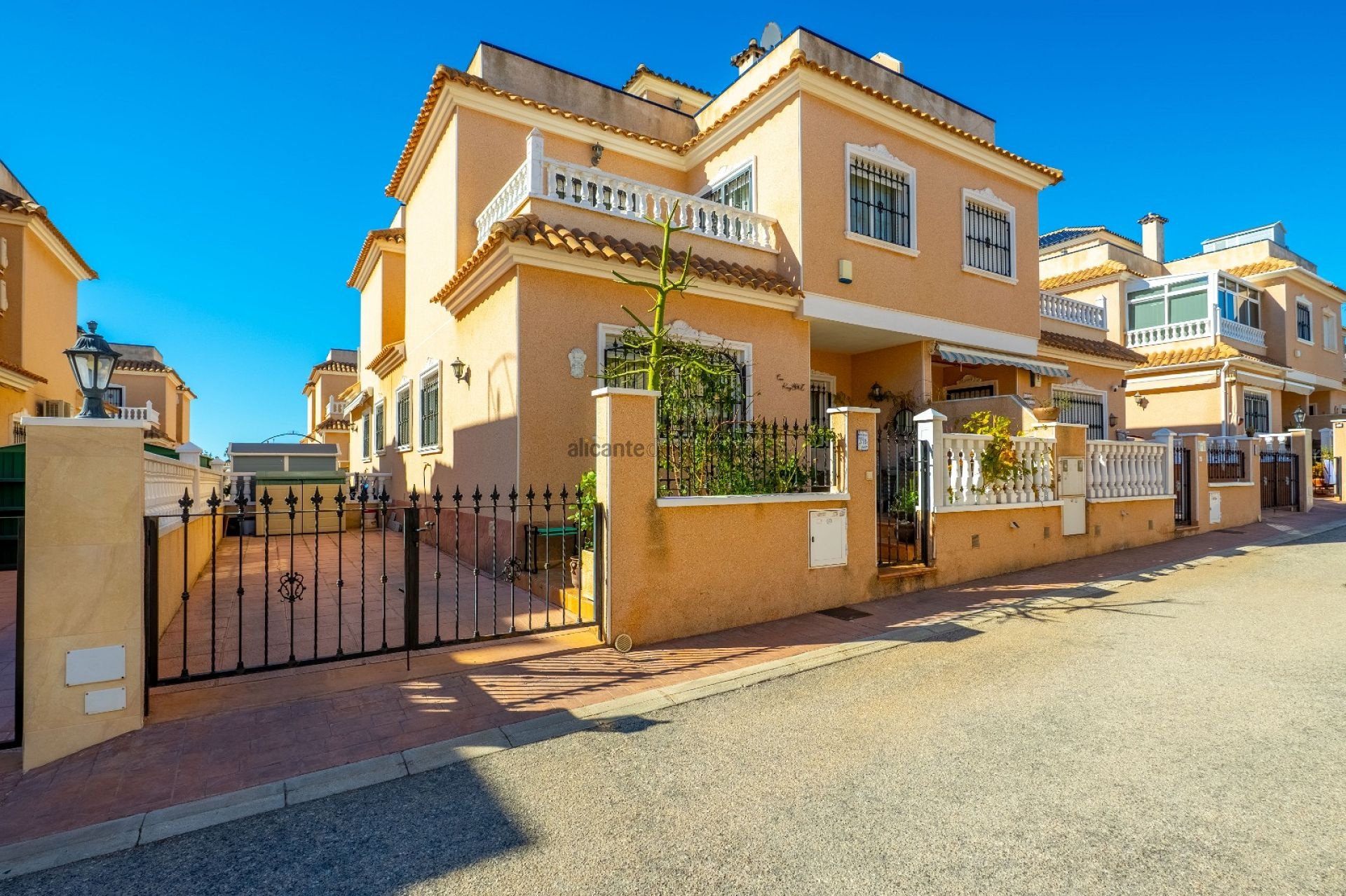 Resale - 2 Bedroom 2 Bathroom Duplex in Orihuela Costa -  - Alicante
