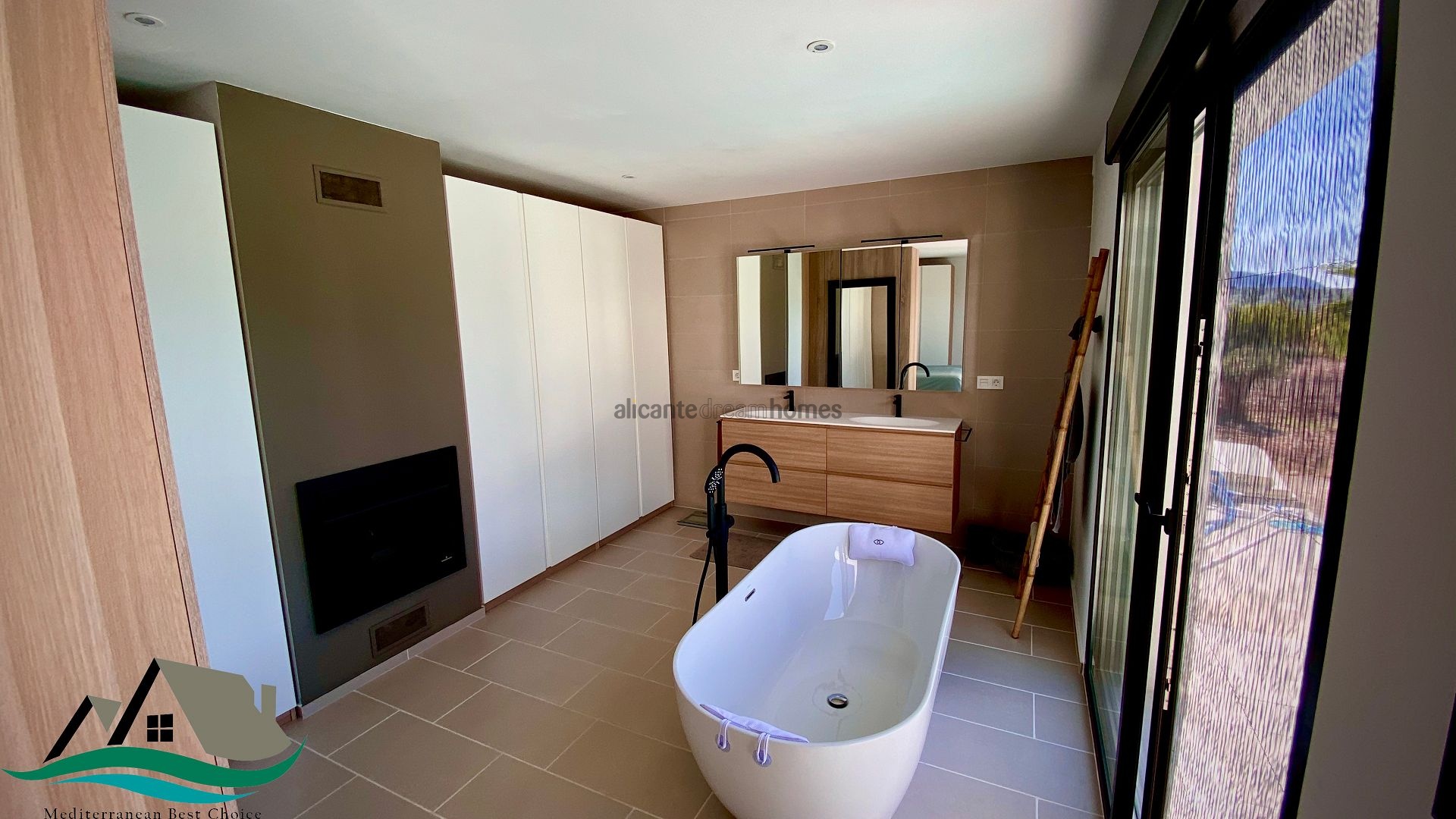 Resale - 3 Bedroom 2 Bathroom Villa in La Romana -  - Alicante