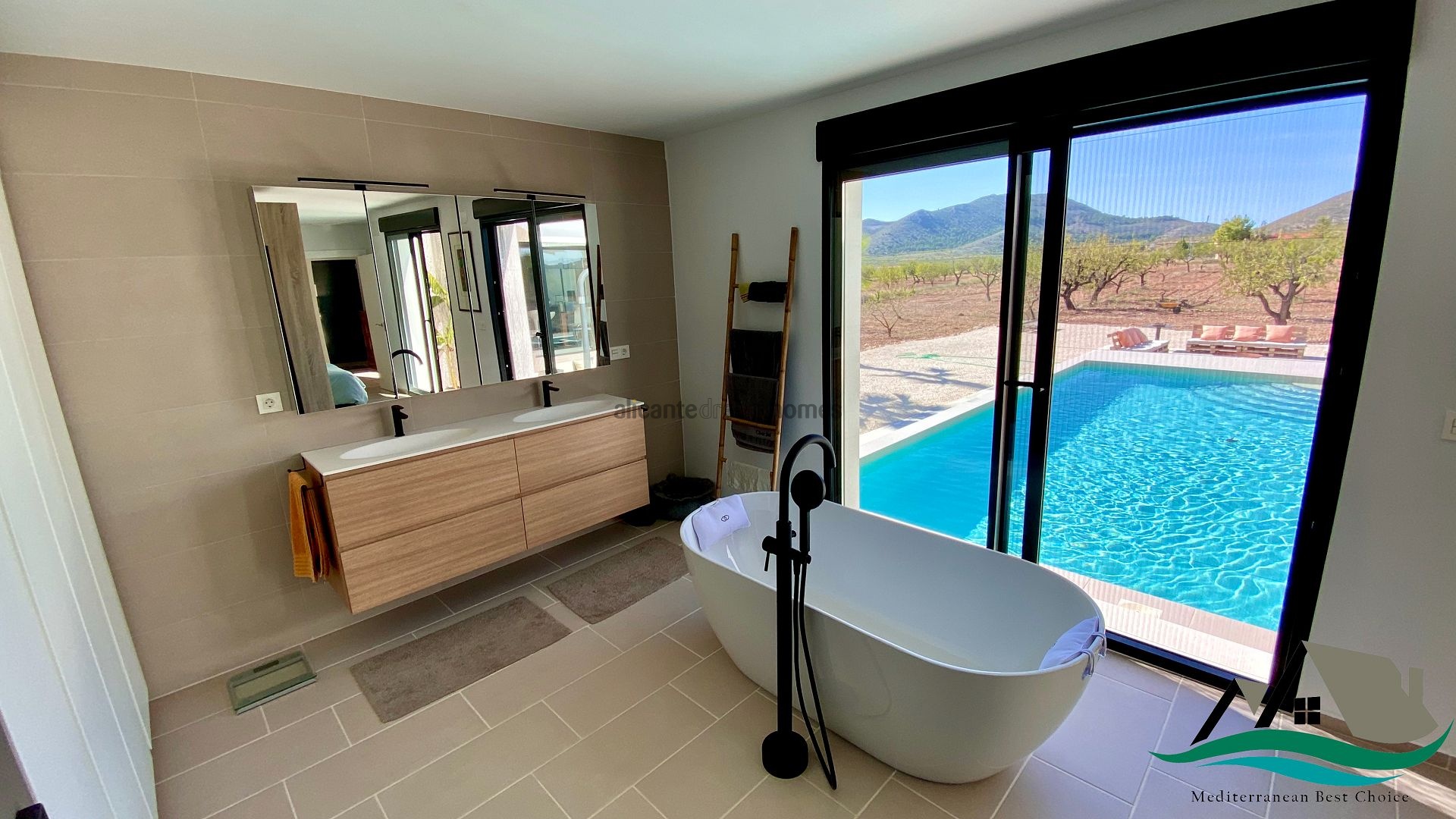 Resale - 3 Bedroom 2 Bathroom Villa in La Romana -  - Alicante