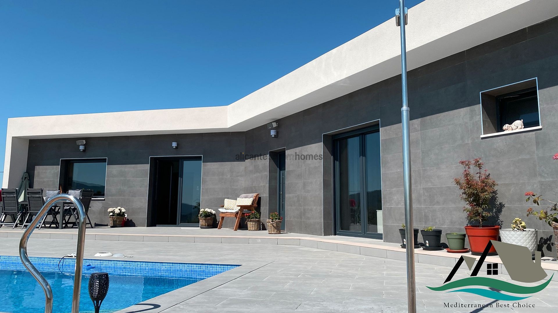 Resale - 4 Bedroom 2 Bathroom Villa in La Romana -  - Alicante