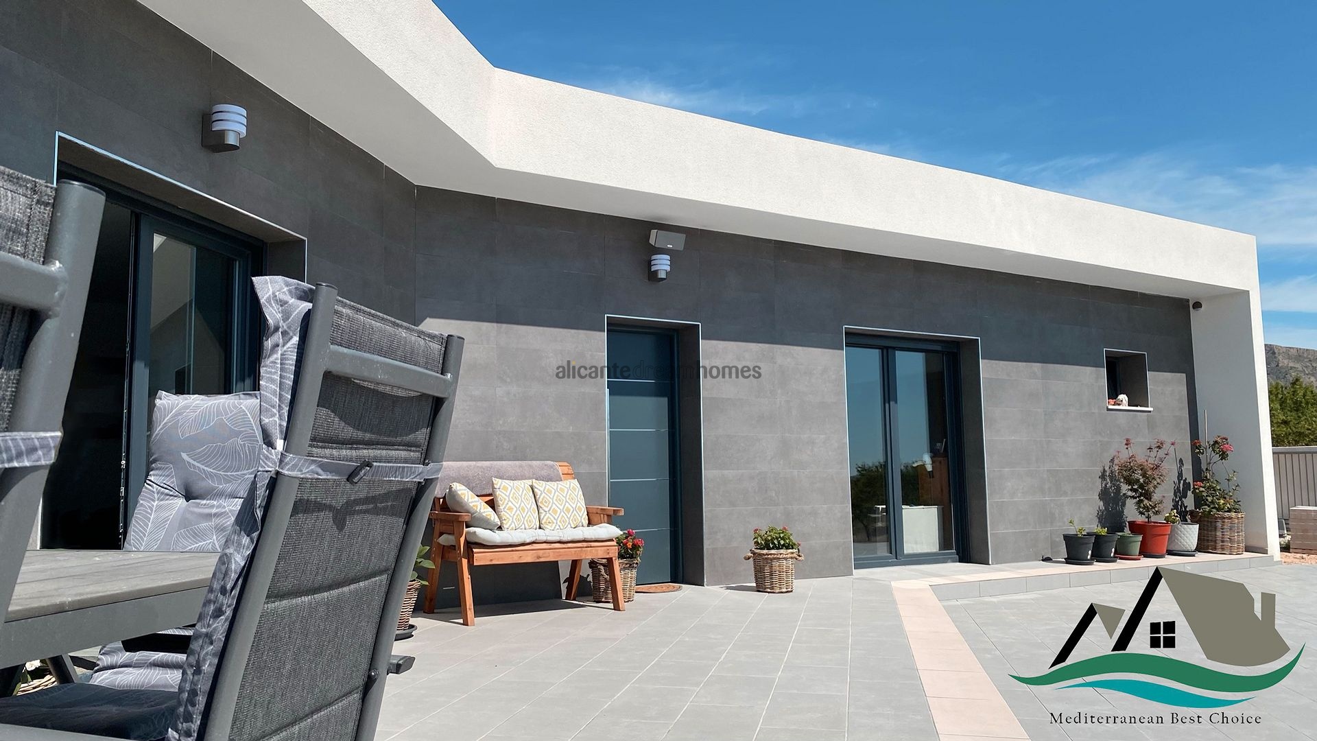 Resale - 4 Bedroom 2 Bathroom Villa in La Romana -  - Alicante