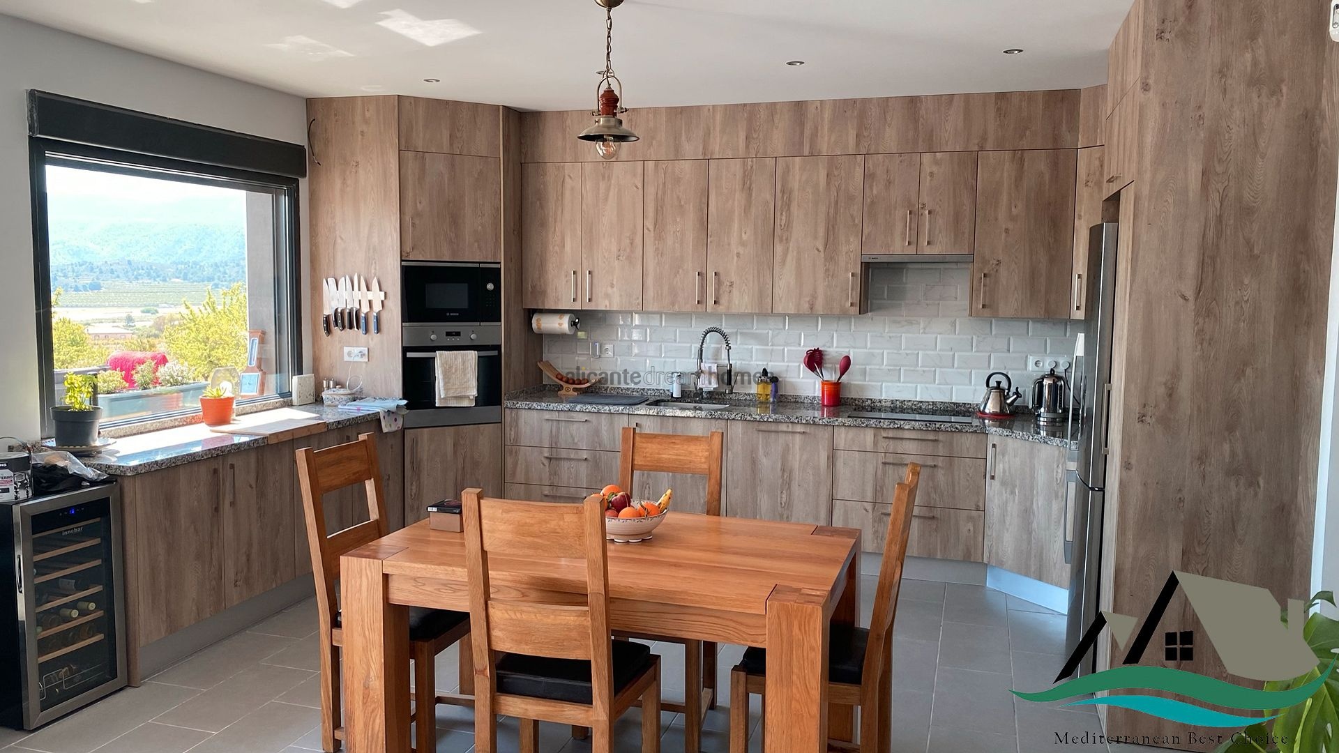 Resale - 4 Bedroom 2 Bathroom Villa in La Romana -  - Alicante