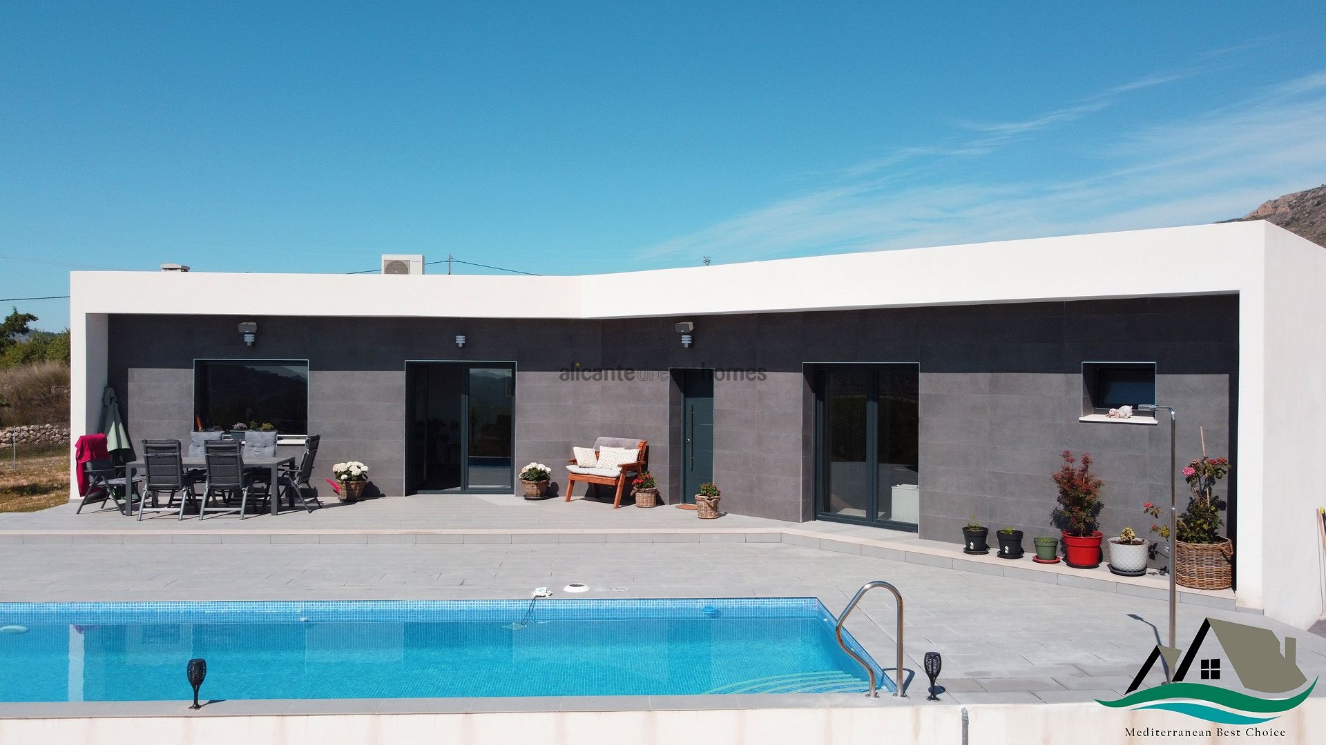 Resale - 4 Bedroom 2 Bathroom Villa in La Romana -  - Alicante