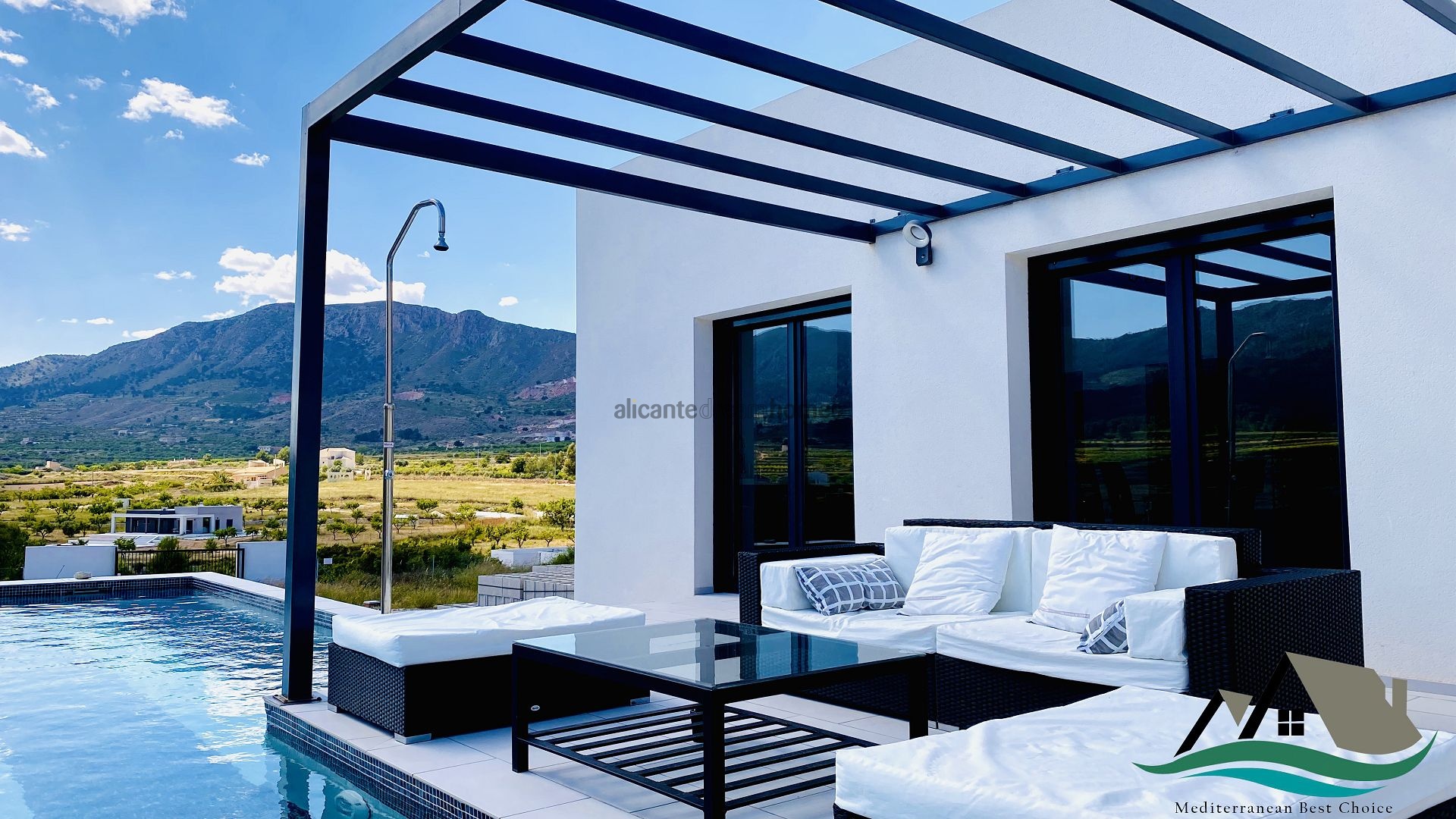 Resale - 4 Bedroom 2 Bathroom Villa in La Romana -  - Alicante