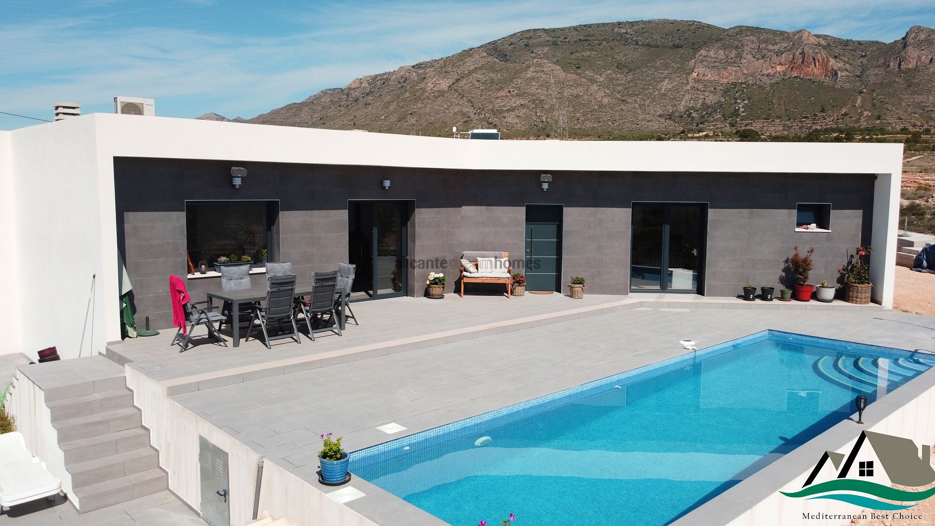 Resale - 4 Bedroom 2 Bathroom Villa in La Romana -  - Alicante