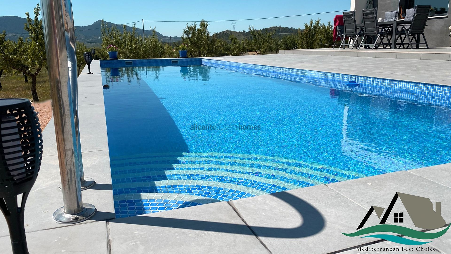 Resale - 4 Bedroom 2 Bathroom Villa in La Romana -  - Alicante