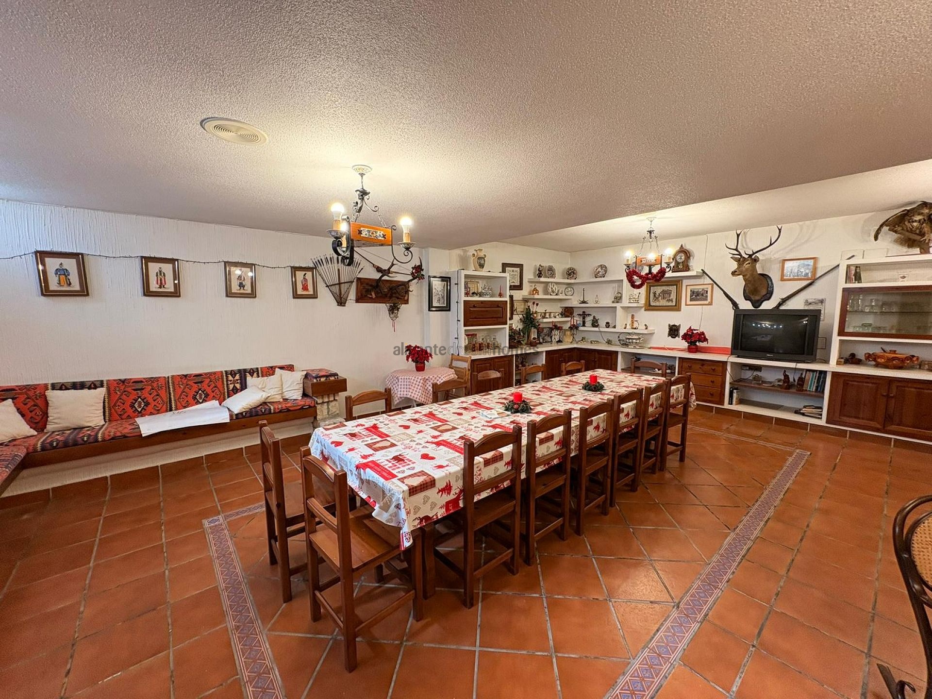 Resale - 6 Bedroom 5 Bathroom Villa in Sax -  - Alicante