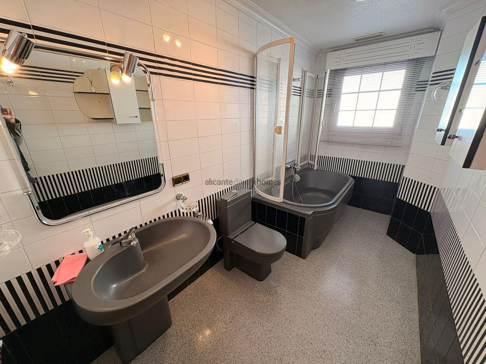 Resale - 6 Bedroom 5 Bathroom Villa in Sax -  - Alicante