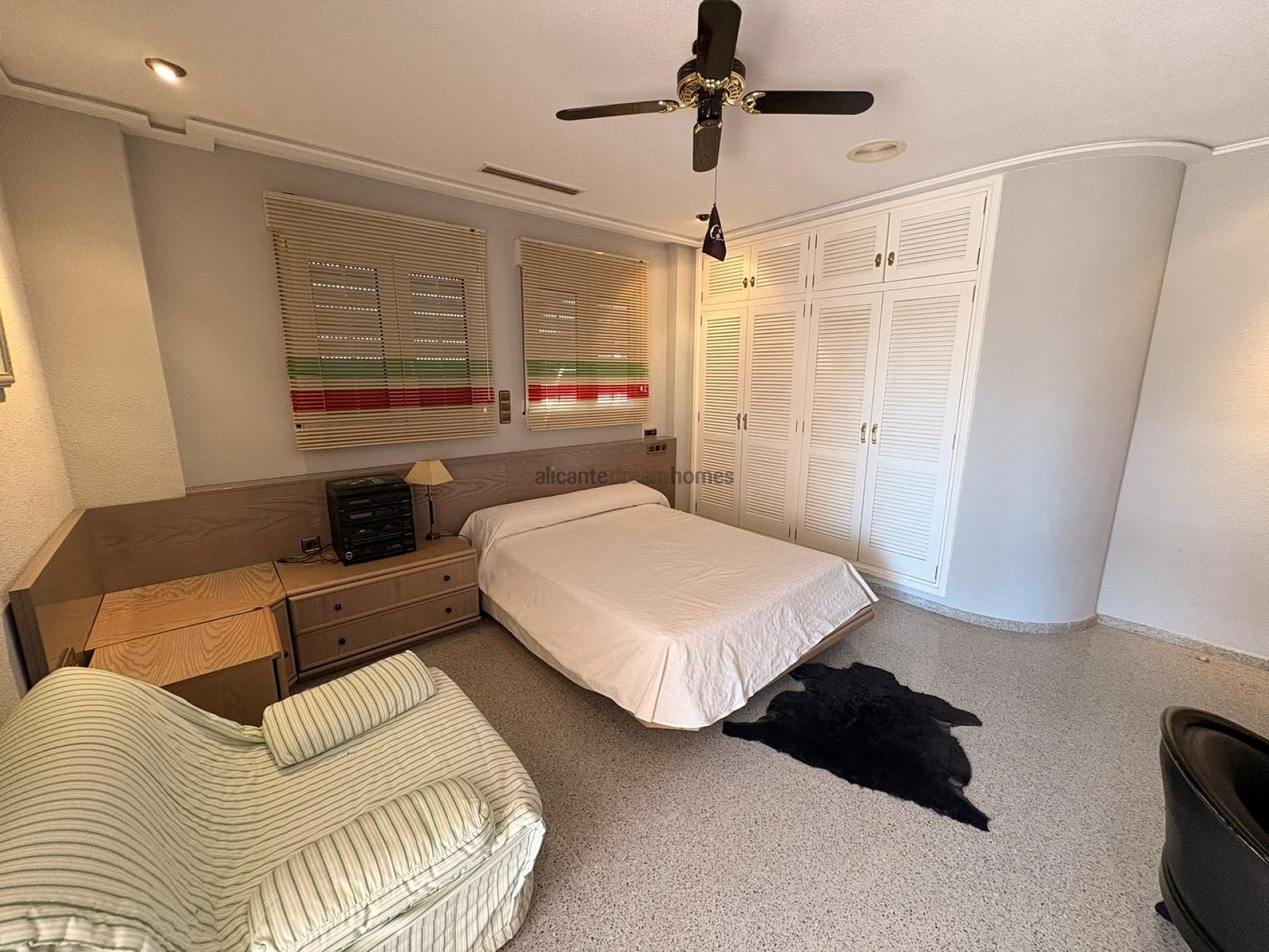 Resale - 6 Bedroom 5 Bathroom Villa in Sax -  - Alicante