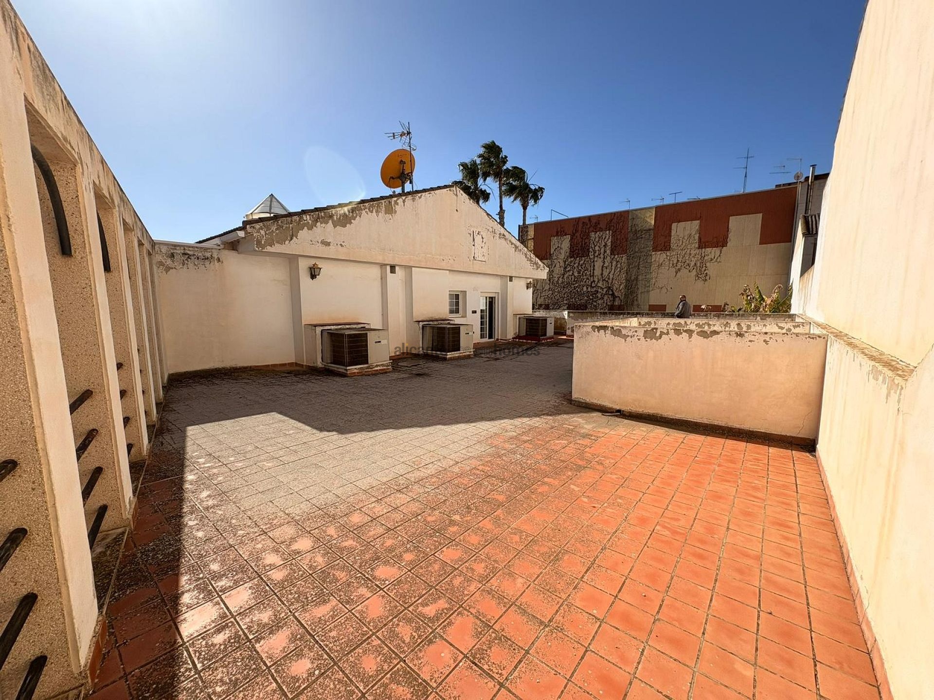 Resale - 6 Bedroom 5 Bathroom Villa in Sax -  - Alicante
