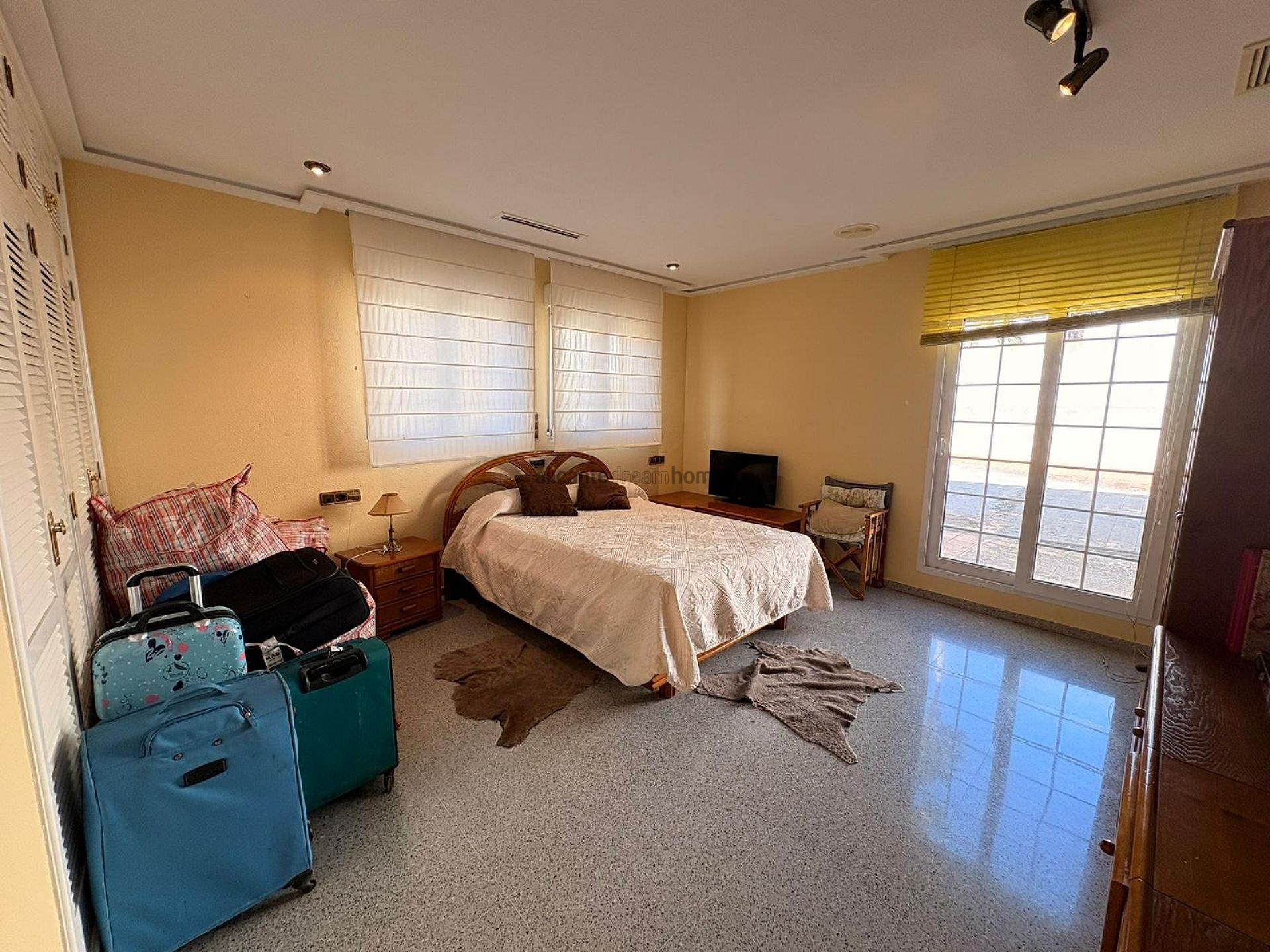 Resale - 6 Bedroom 5 Bathroom Villa in Sax -  - Alicante