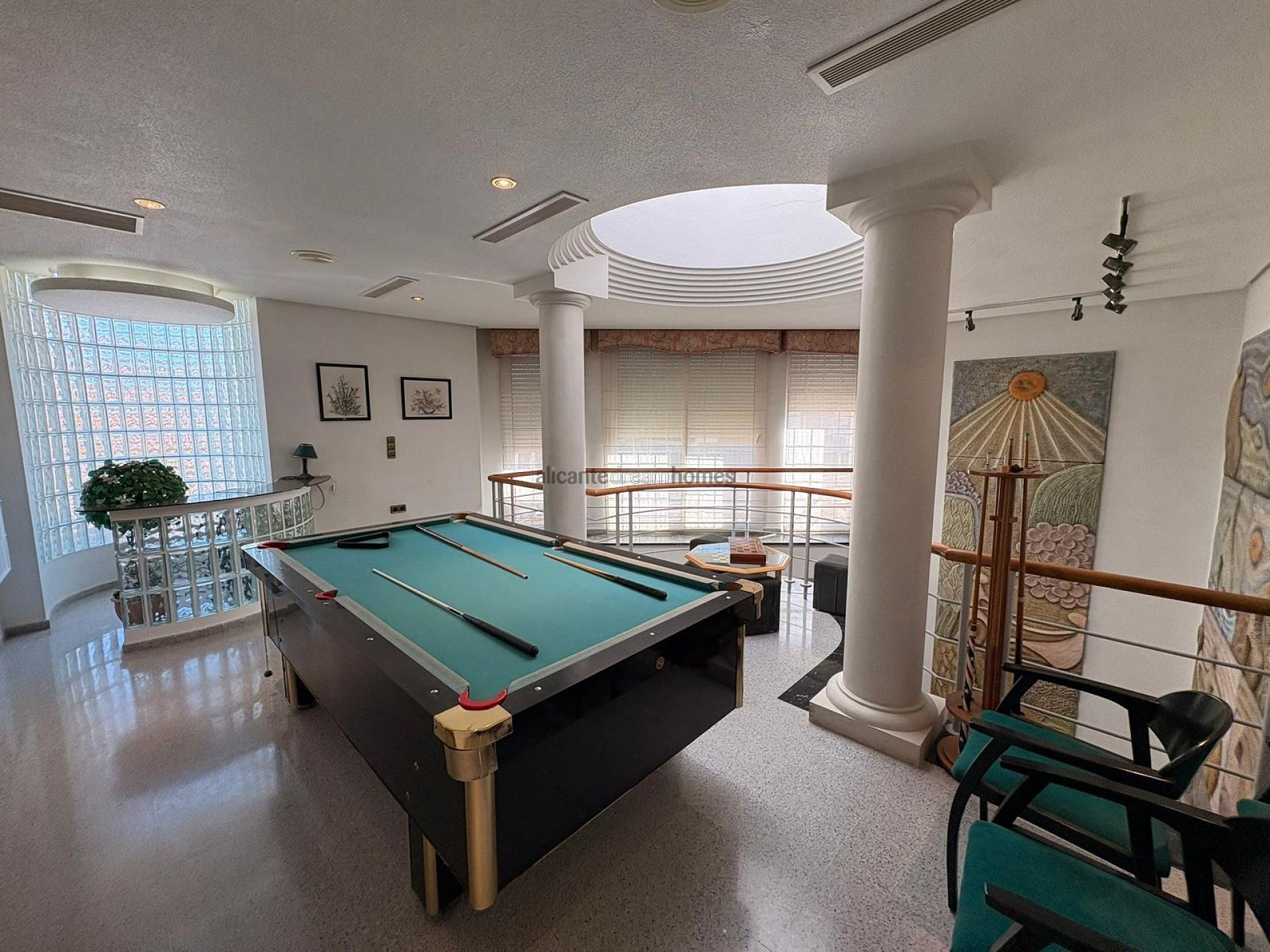 Resale - 6 Bedroom 5 Bathroom Villa in Sax -  - Alicante