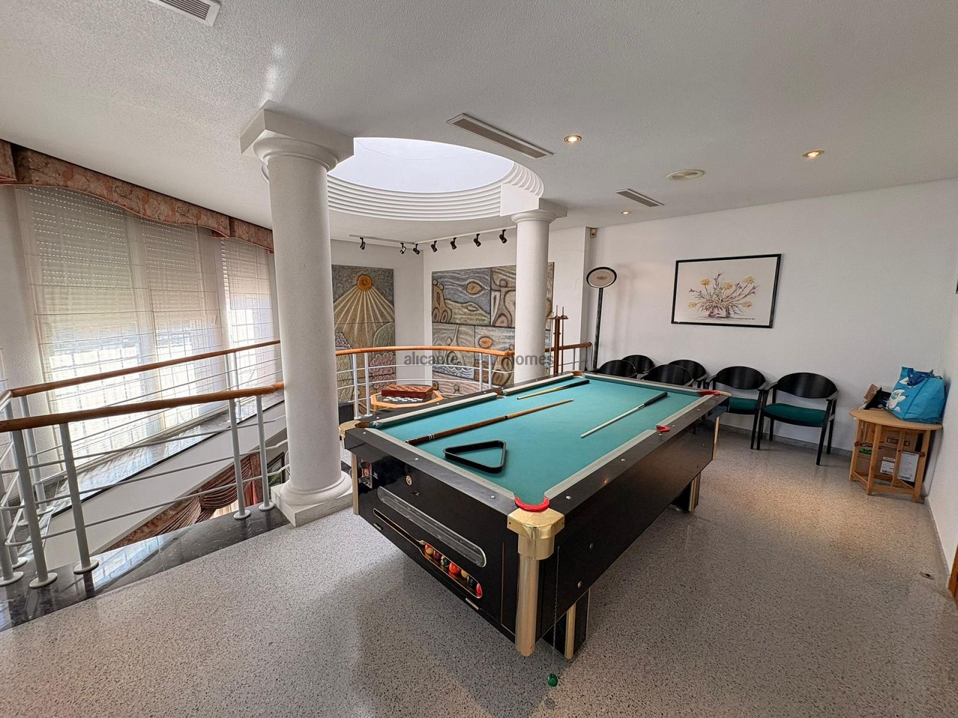 Resale - 6 Bedroom 5 Bathroom Villa in Sax -  - Alicante