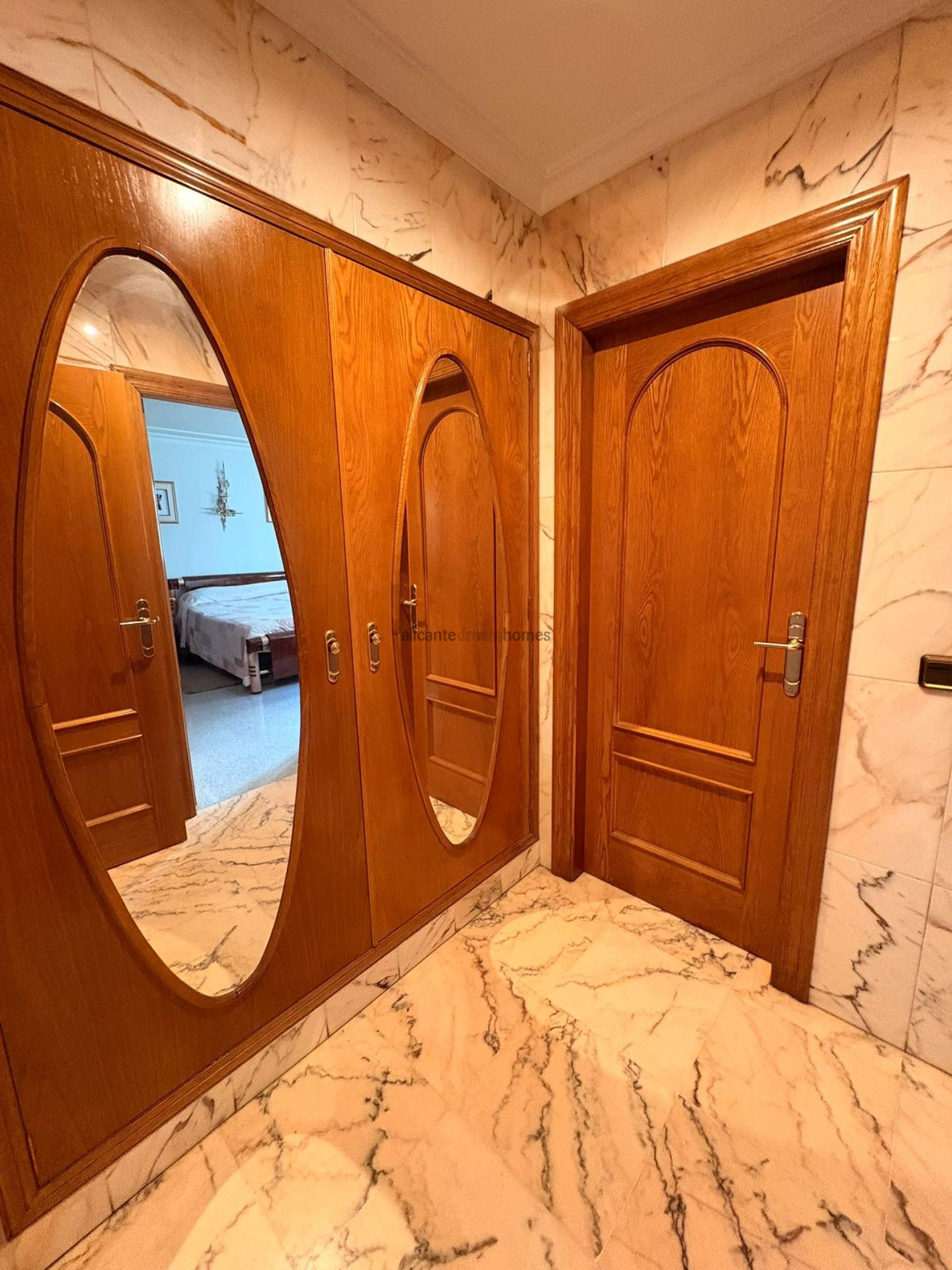 Resale - 6 Bedroom 5 Bathroom Villa in Sax -  - Alicante