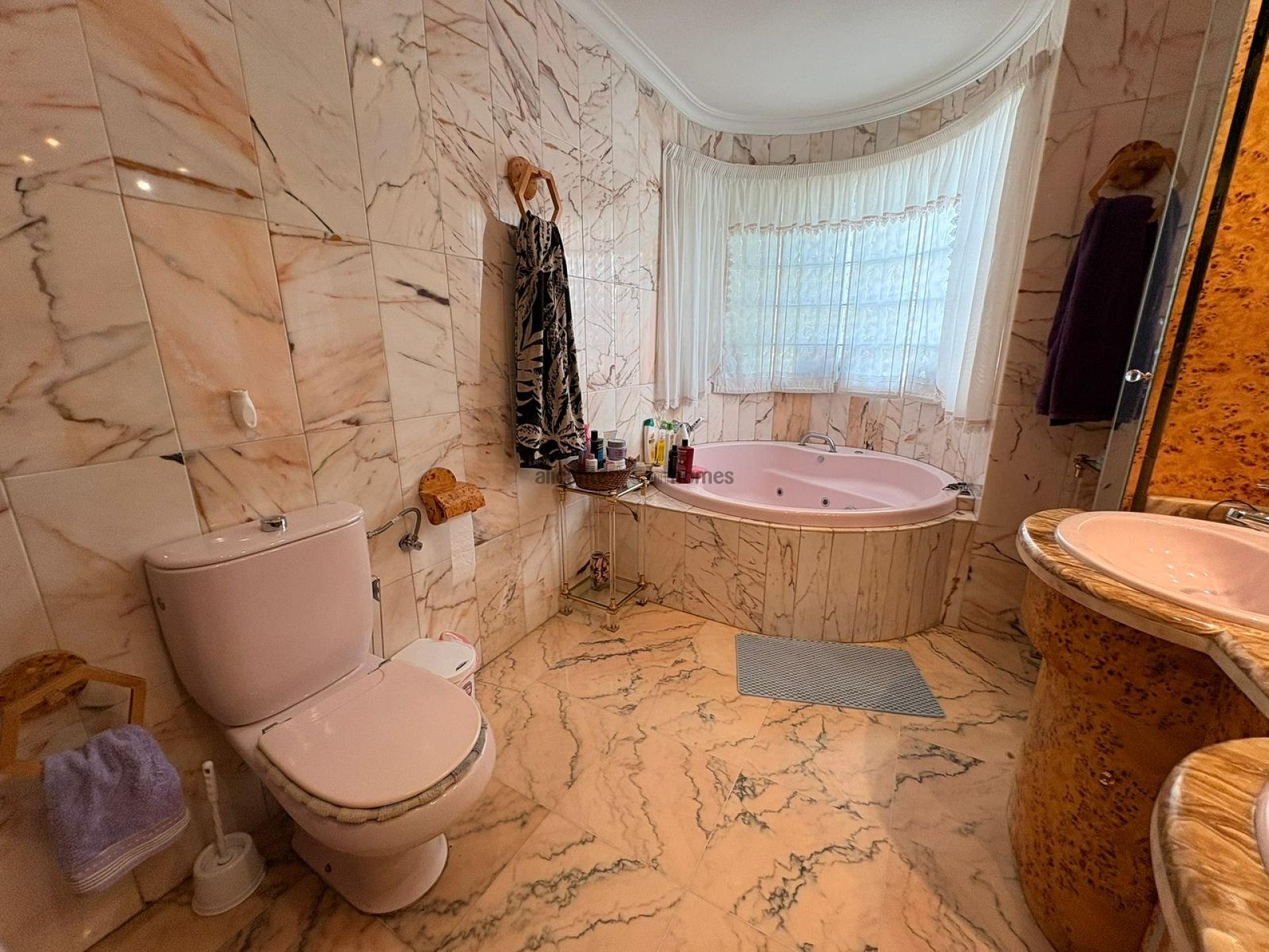 Resale - 6 Bedroom 5 Bathroom Villa in Sax -  - Alicante