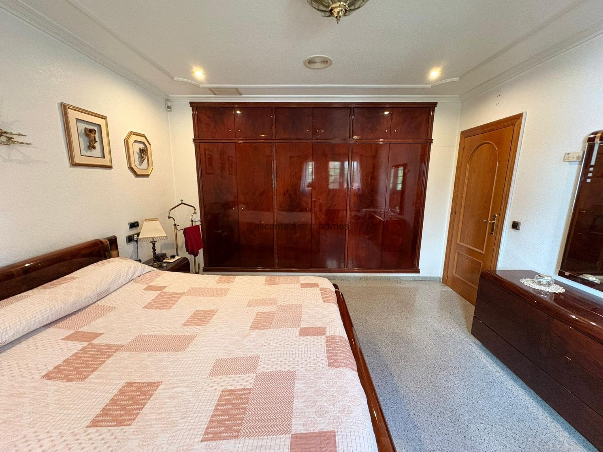 Resale - 6 Bedroom 5 Bathroom Villa in Sax -  - Alicante