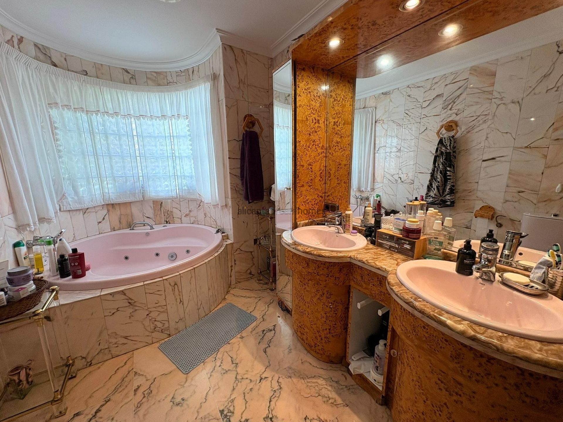 Resale - 6 Bedroom 5 Bathroom Villa in Sax -  - Alicante