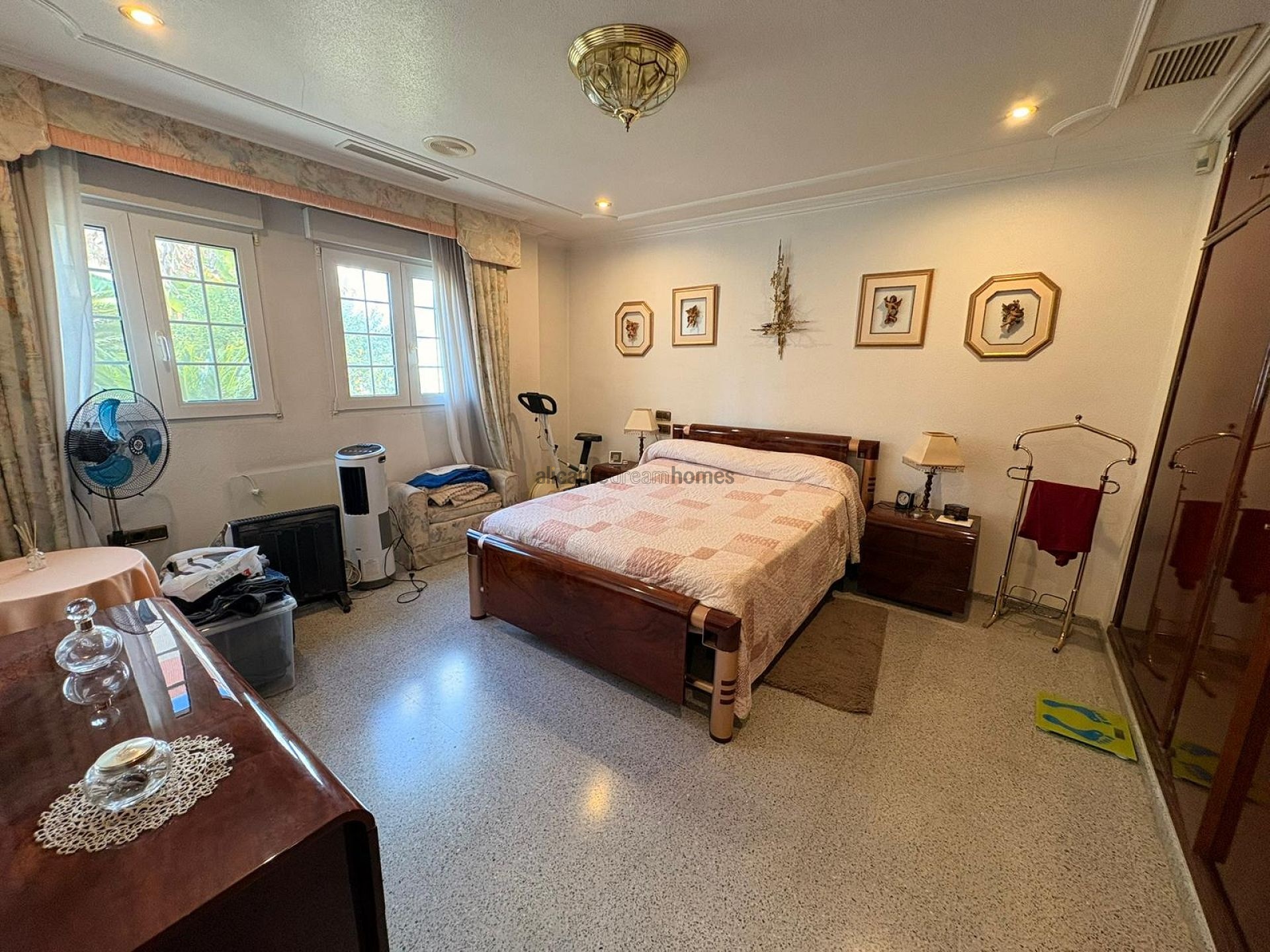 Resale - 6 Bedroom 5 Bathroom Villa in Sax -  - Alicante