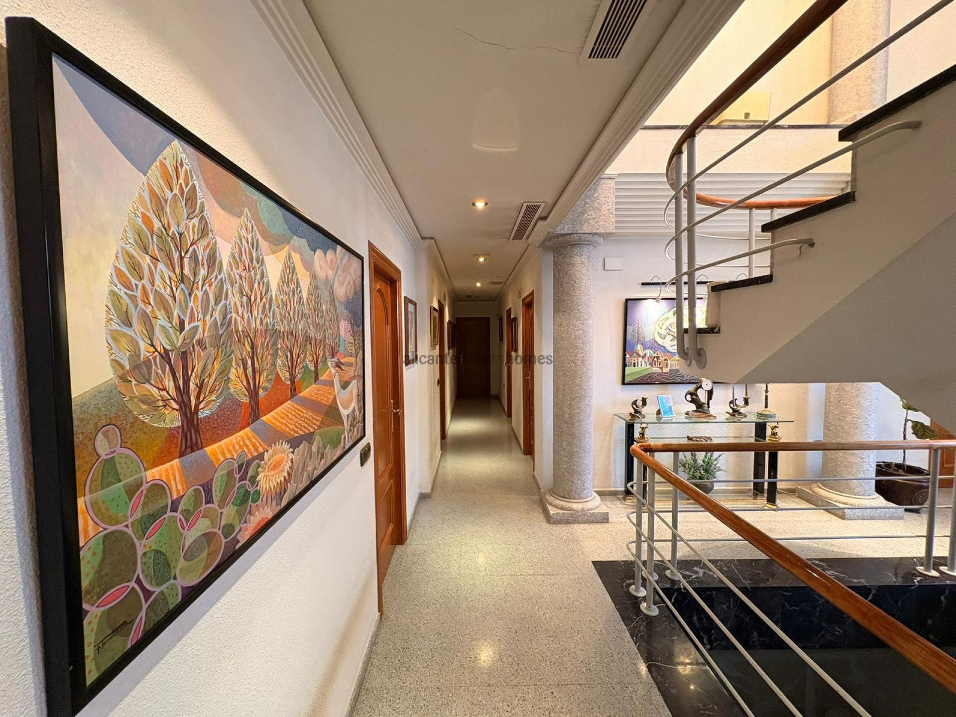 Resale - 6 Bedroom 5 Bathroom Villa in Sax -  - Alicante